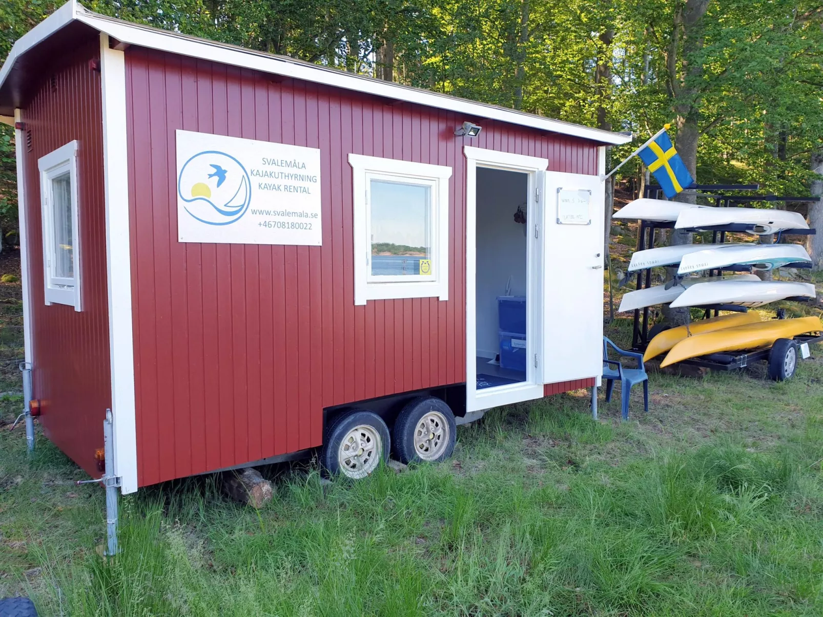 Holzhaus mit überdachter Terrasse-Draußen