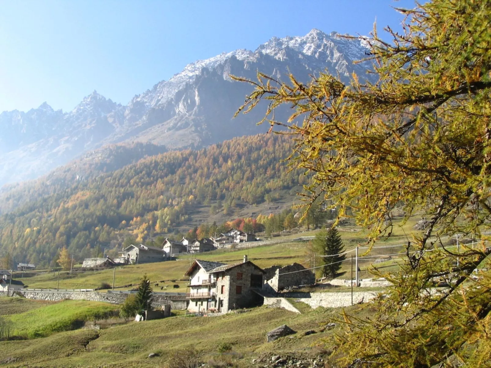 Helle, panoramische Wohnung in den Alpen.-Outside