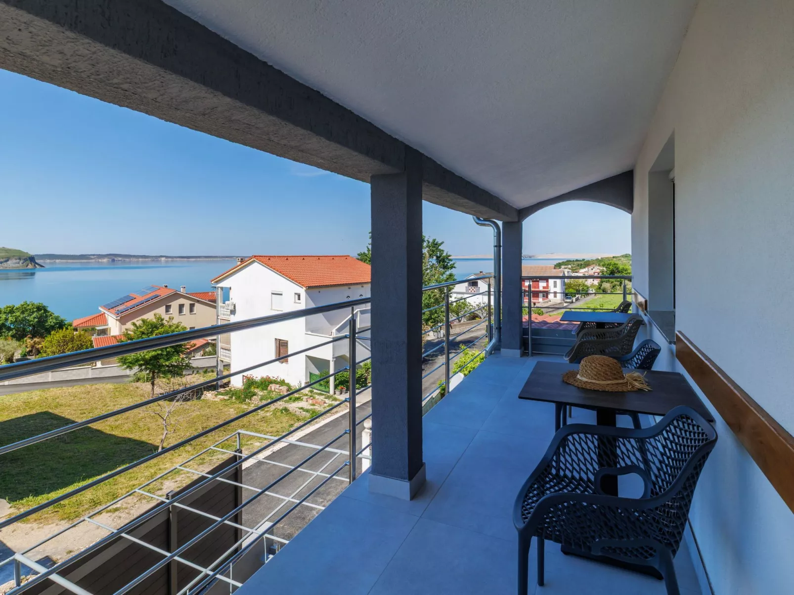 "Zara" mit Blick auf das Wasser-Dehors