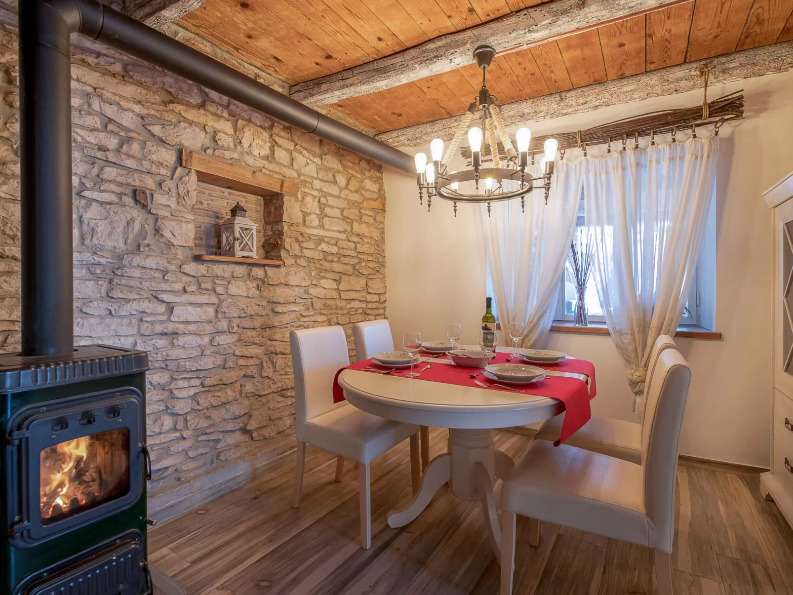 Mit Garten, Terrasse und Grill-Inside