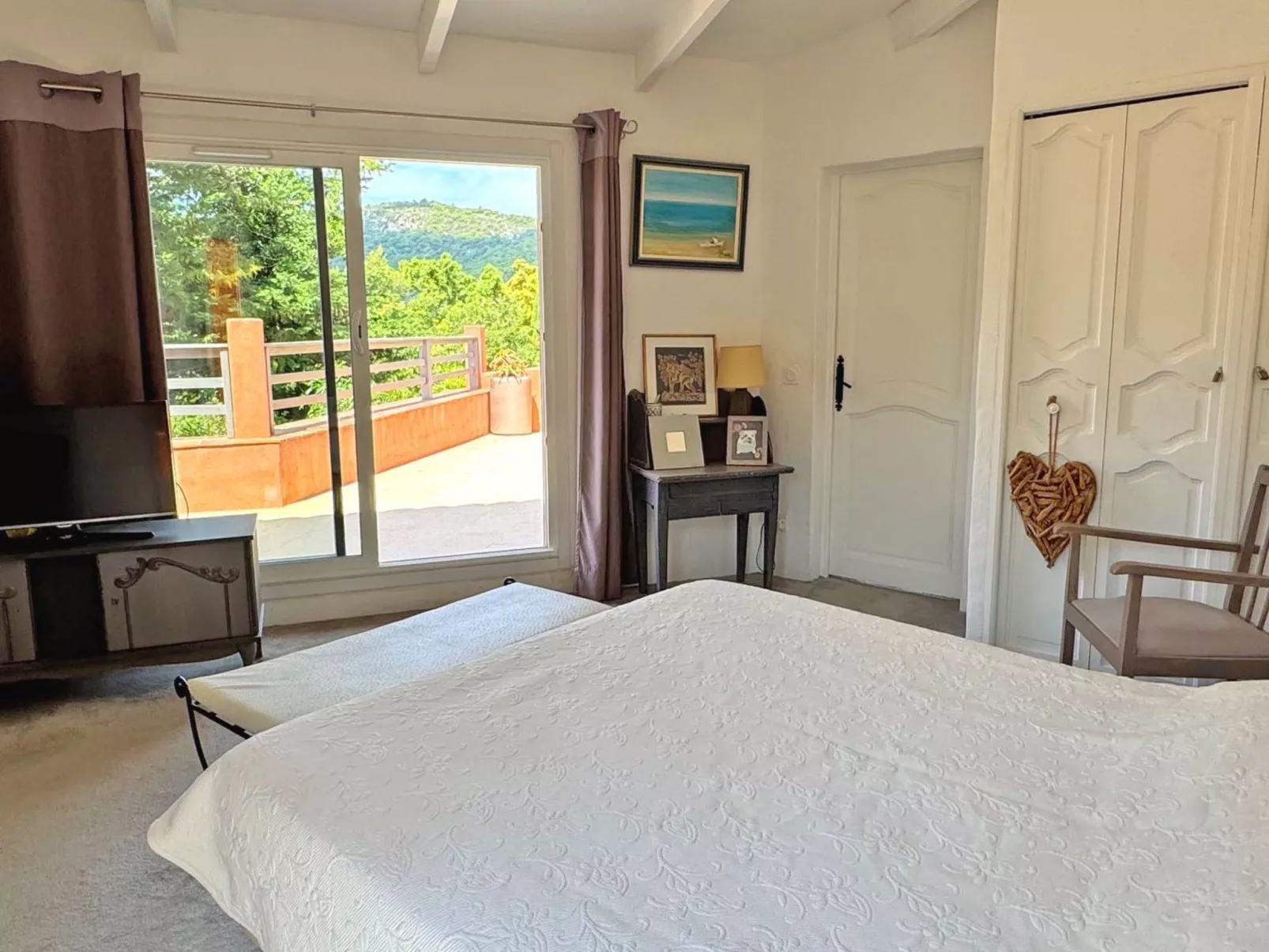 Schöne Villa mit innovativer Architektur in einem grünen Nest im Herzen des Mas-Drinnen