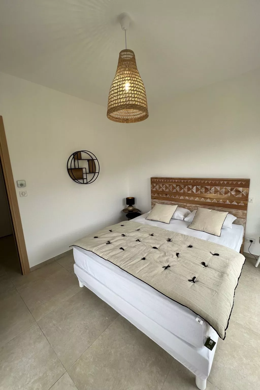 ISULA-RED_BEAUTIFUL_VIEW.-Drinnen