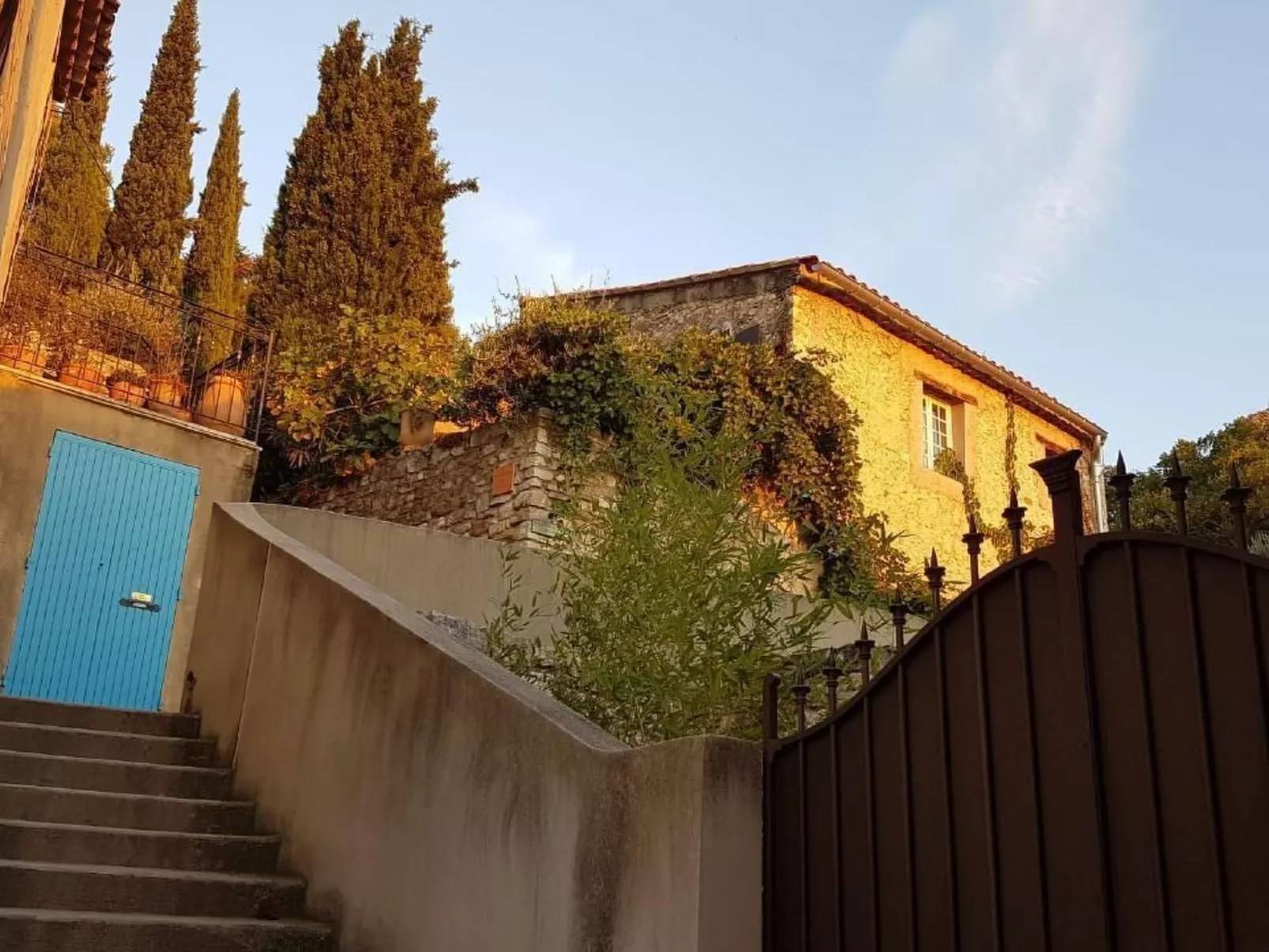 Provenzalisches Haus aus Naturstein in Gigondas-Outside