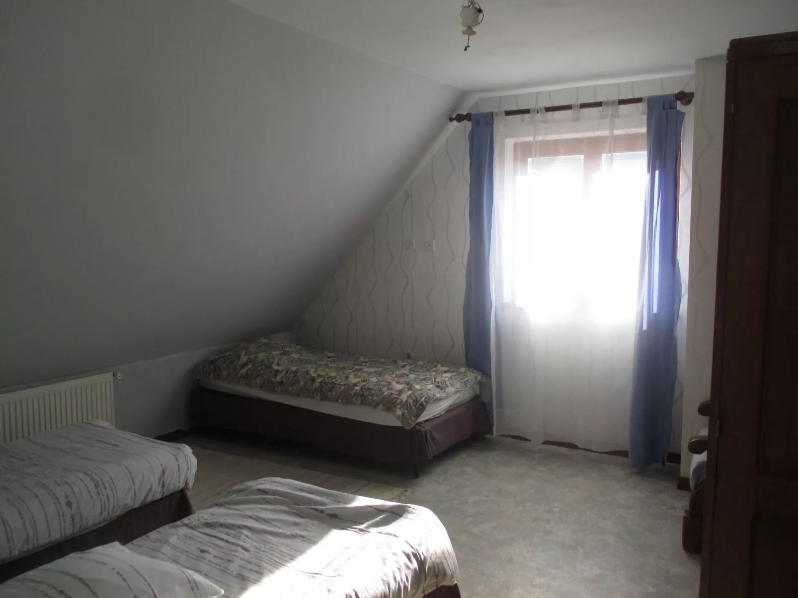 Mit Balkon, Garten und Talblick-Drinnen