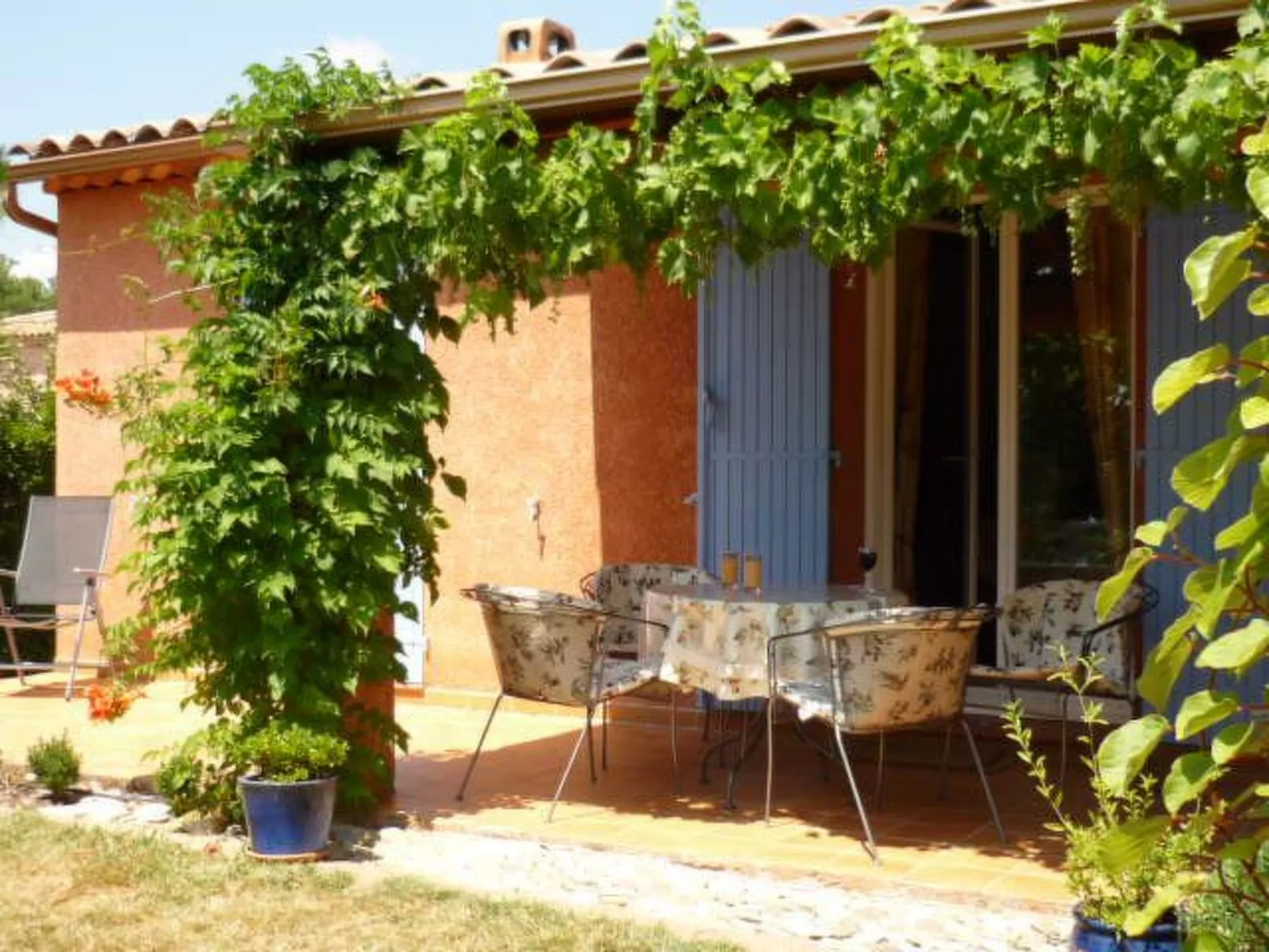 Komfortables Ferienhaus mit Gemeinschaftspool-Draußen