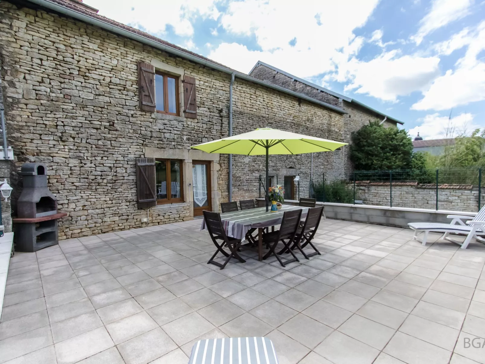 Steinhaus in ländlicher Umgebung mit Pool-Outside