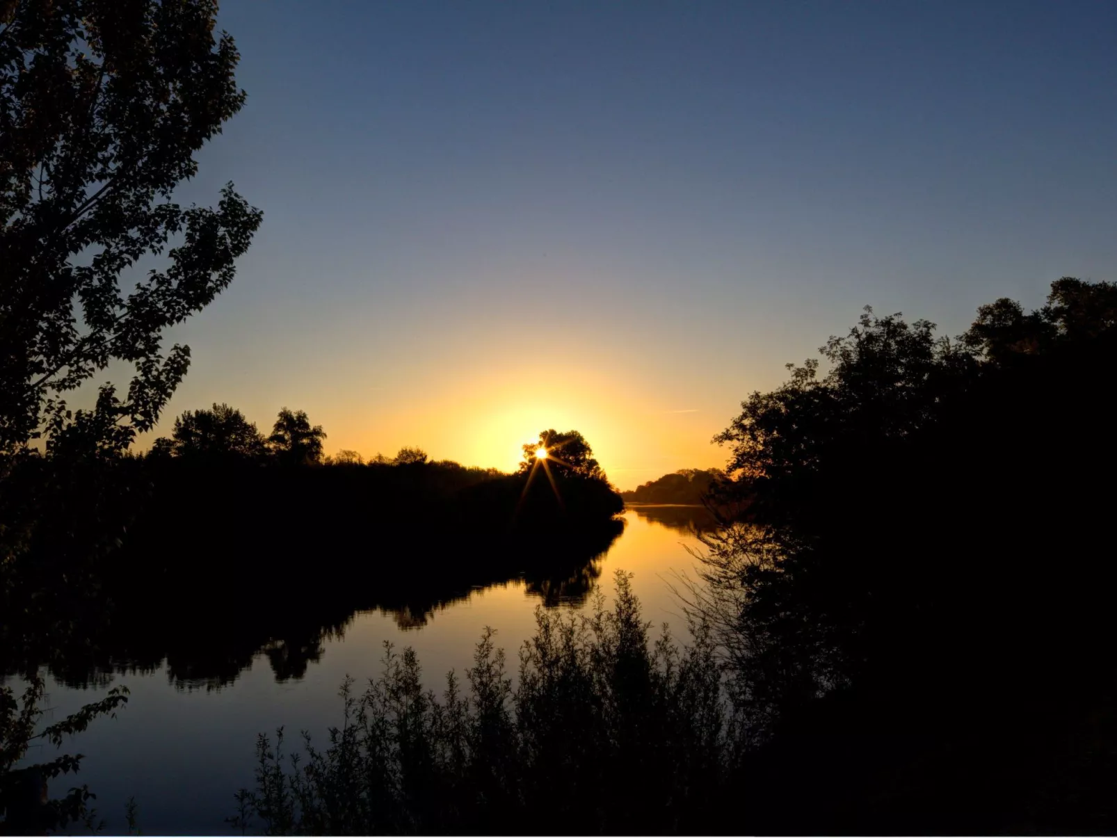 Schloss mit Überlaufpool an der Dordogne-Outside