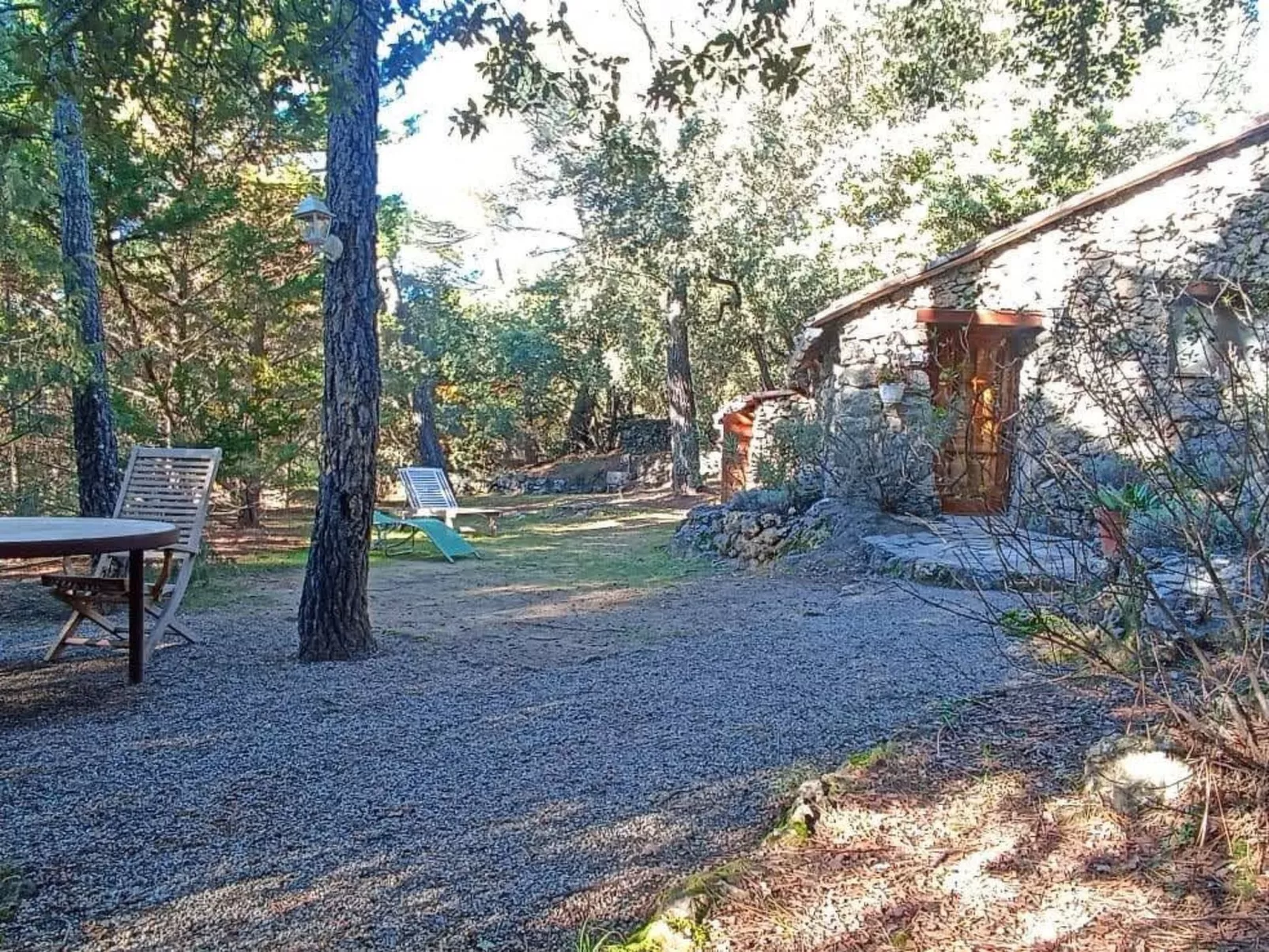 In Sillans-La-Cascade mit Garten-Draußen
