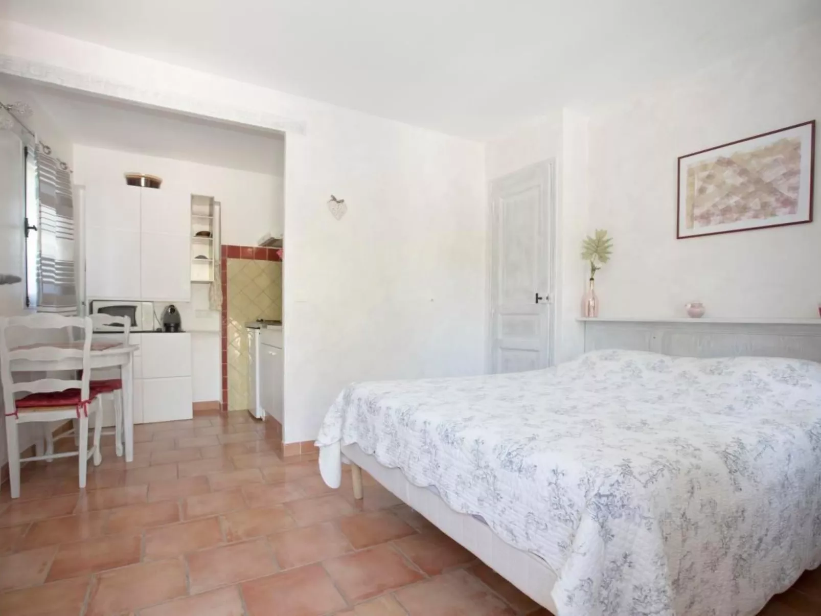 Gemütliches Studio inmitten von Weinbergen und Olivenbäumen-Drinnen