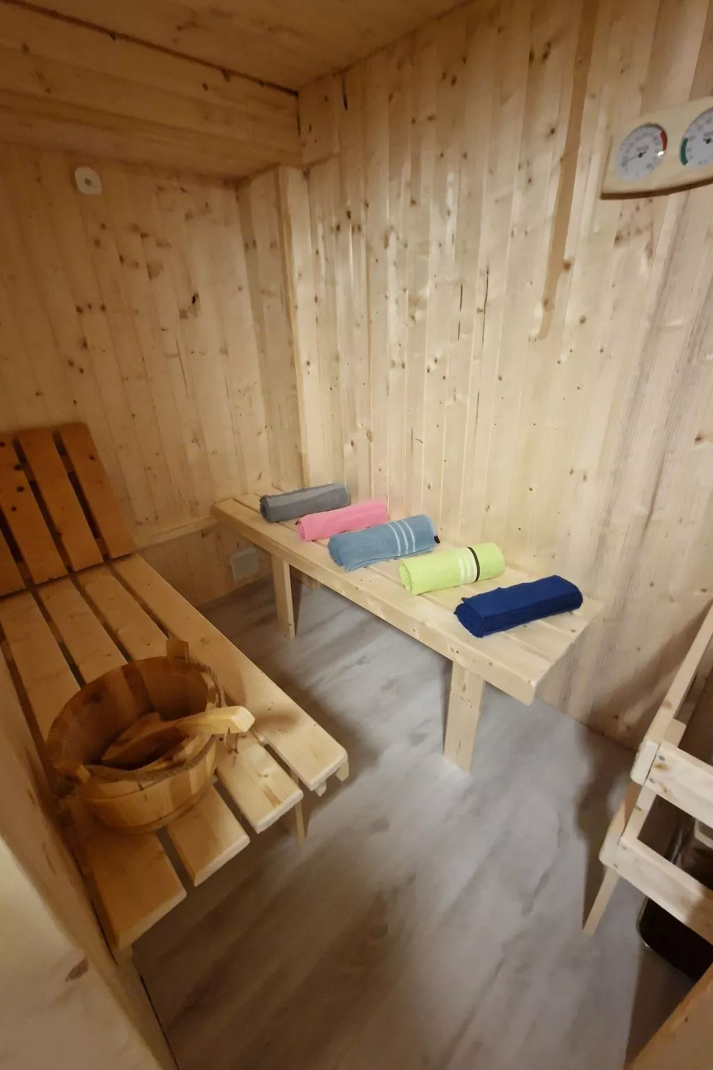 Le Chalet Sous Les Sapins, mit Swimmingpool, Sauna-Outside