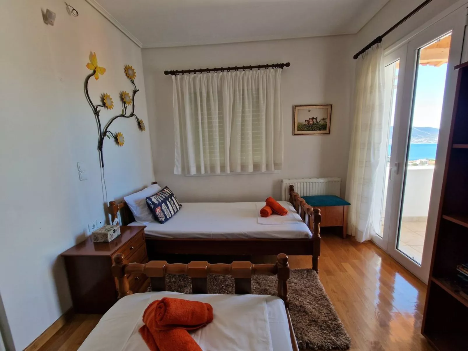 Vollständig umschlossene und großzügig angelegte dreistöckige Ferienvilla mit f-Dedans