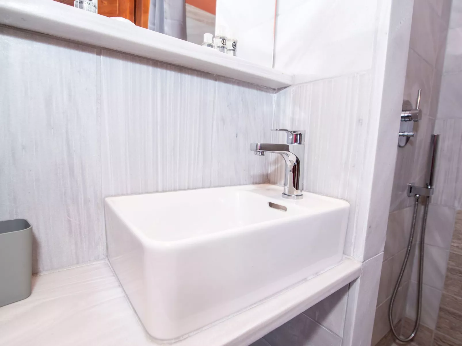 "Goulas" mit Blick auf das Wasser-Drinnen