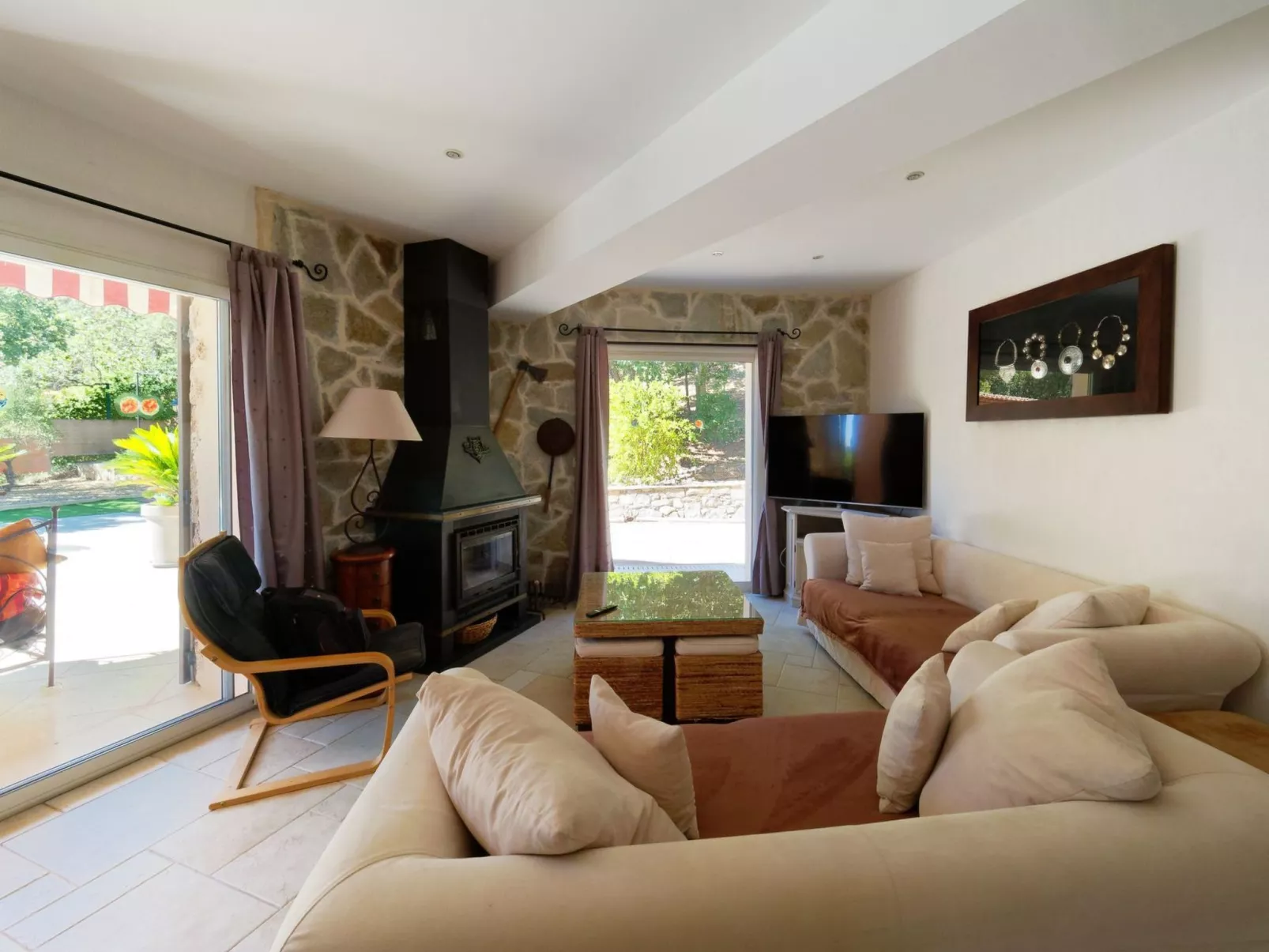 Mit eigenem Pool-Drinnen