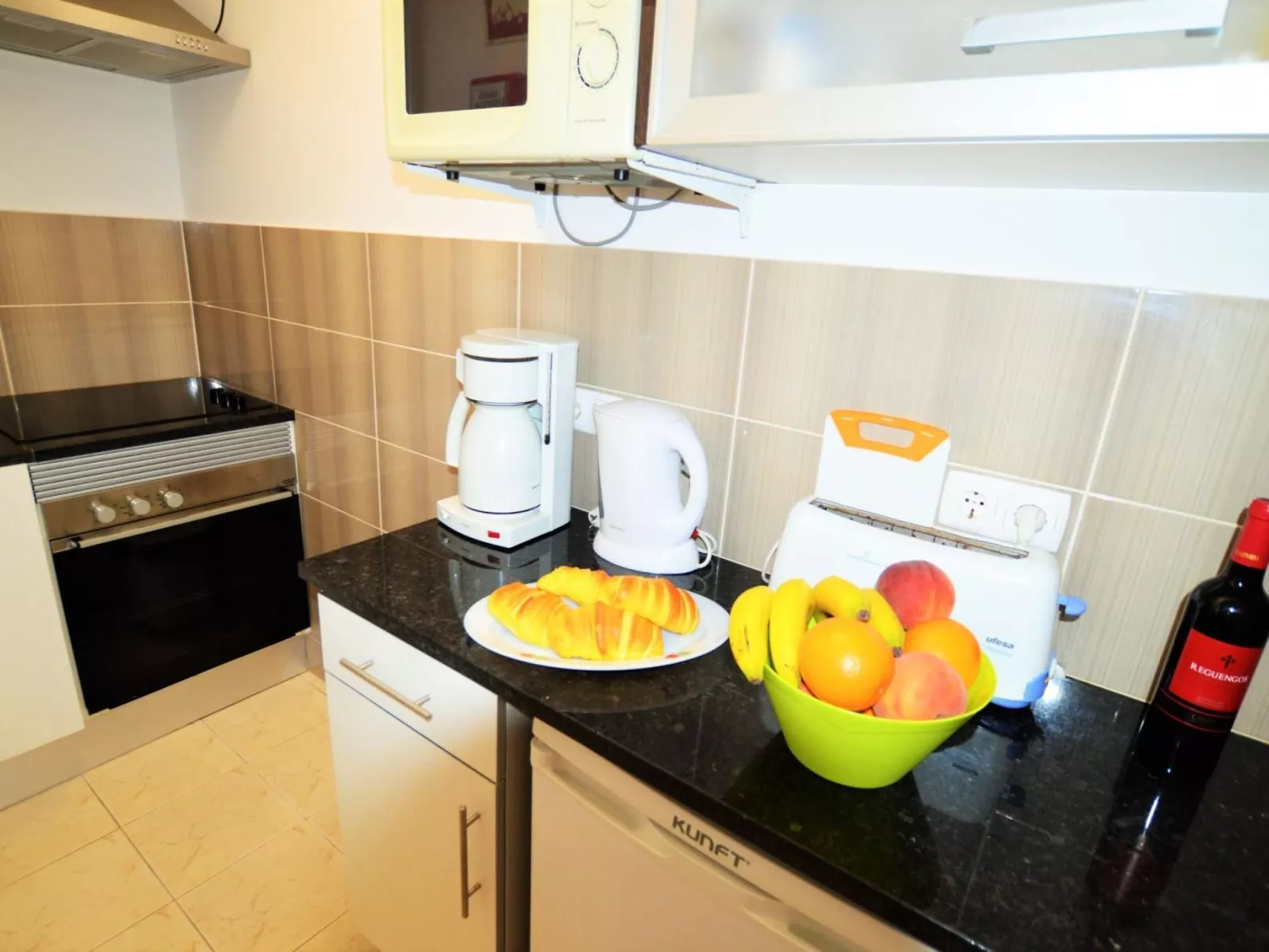 Wohnung mit Blick auf das Wasser-Drinnen