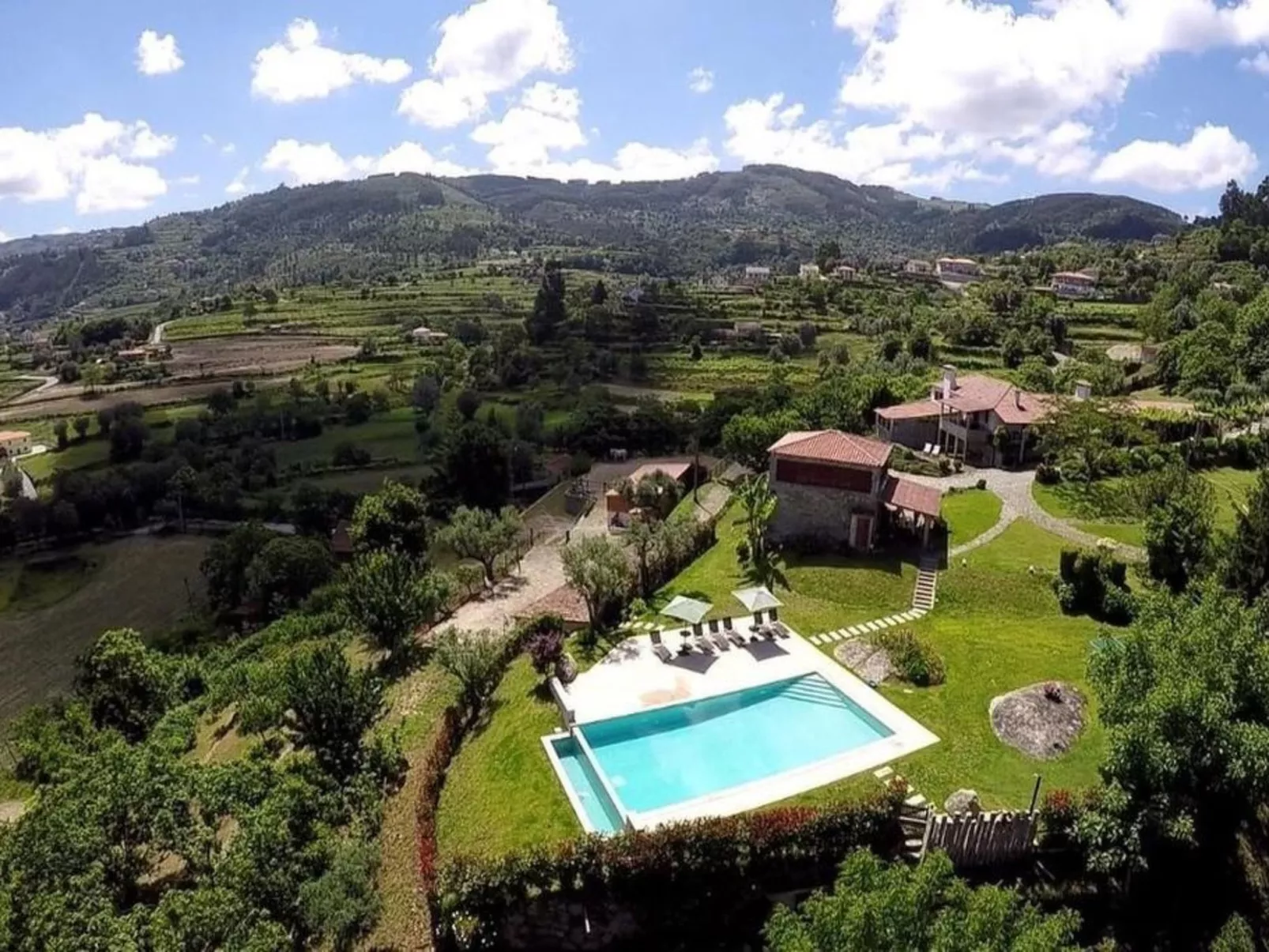 Fabelhafter Pool in einer atemberaubenden Landschaft-Draußen