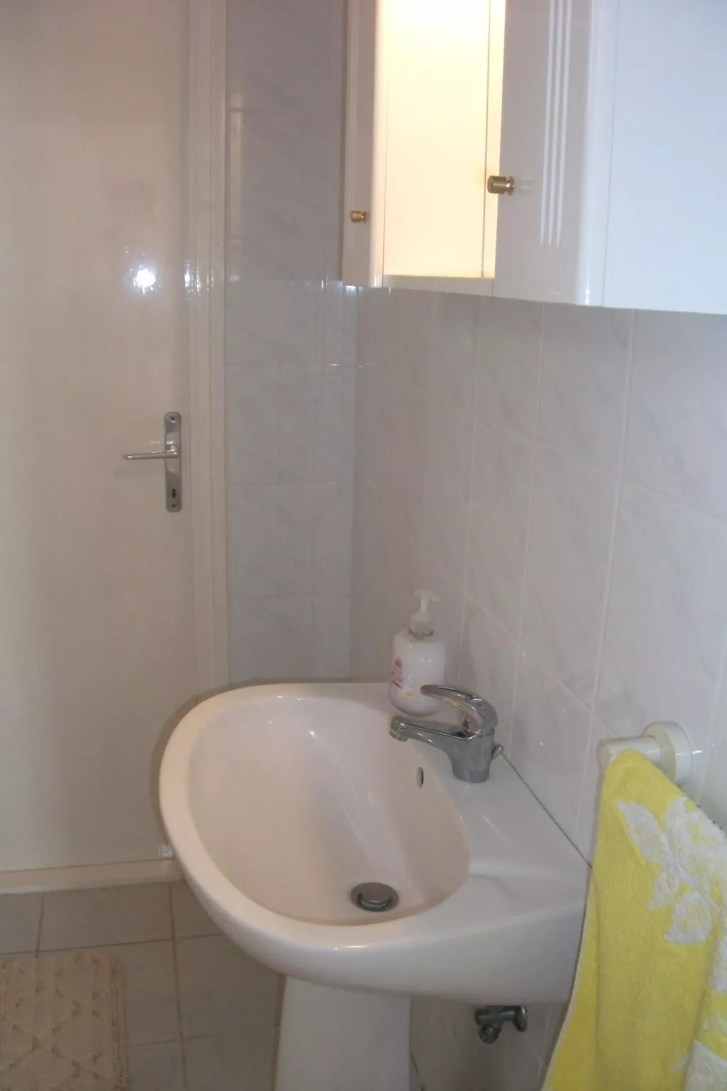 Mit Terrassen, Balkonen sowie Parkplatz-Dedans