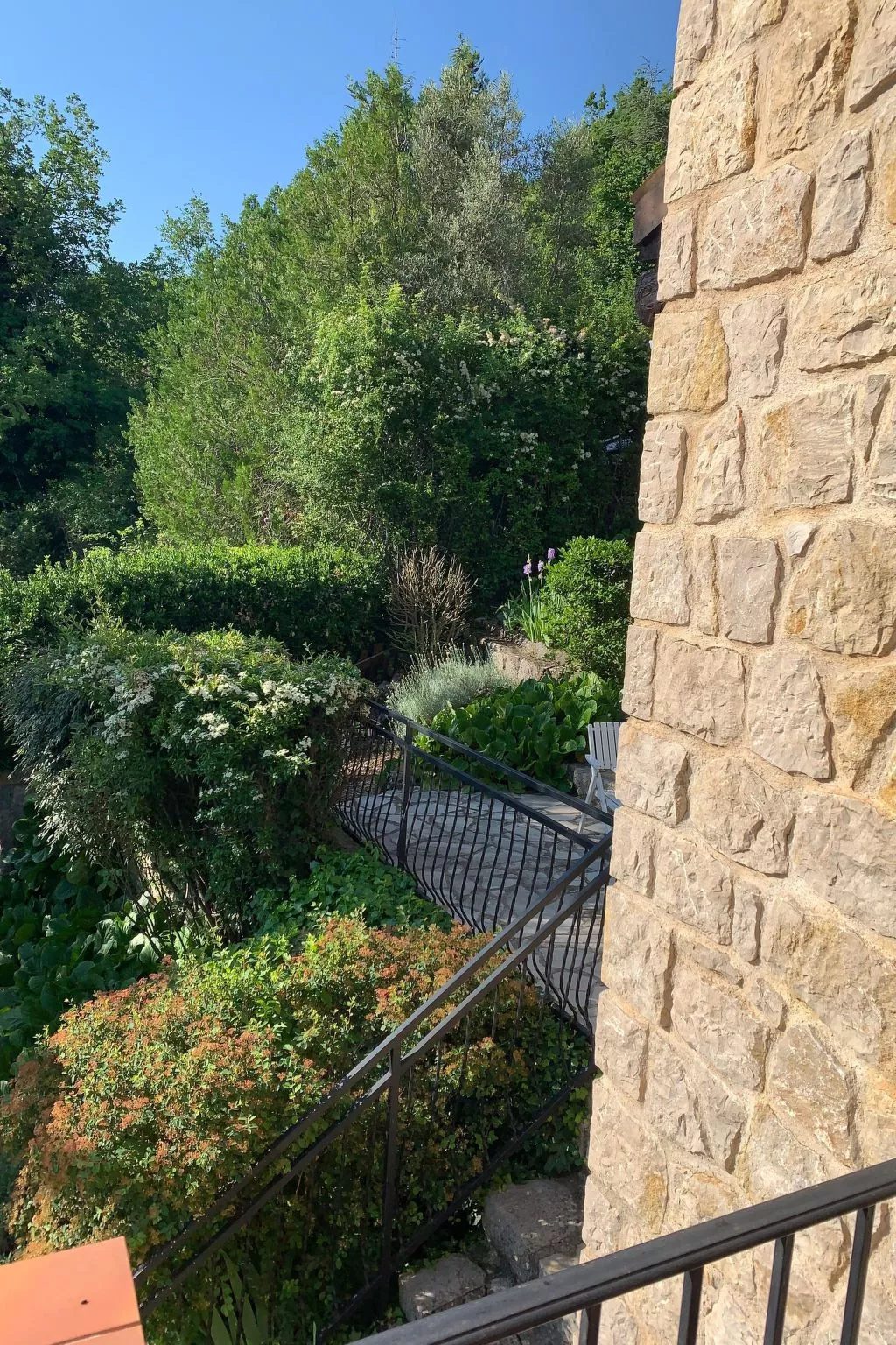 Steinhaus Garten und Blick auf die Berge-Outside