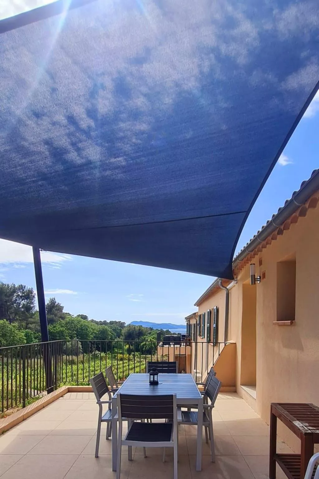 Gîte im Herzen der Weinberge, Terrasse mit atemberaubendem Blick auf das Meer, - Draußen
