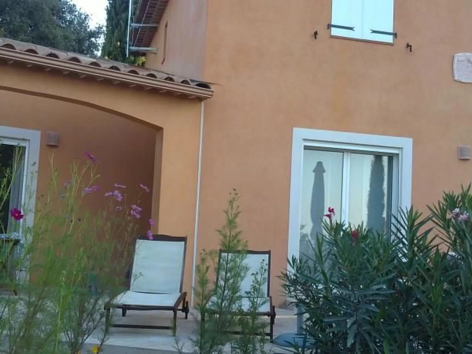 Freistehendes Haus mit großer Terrasse und Panoramablick auf die Landschaft-Draußen