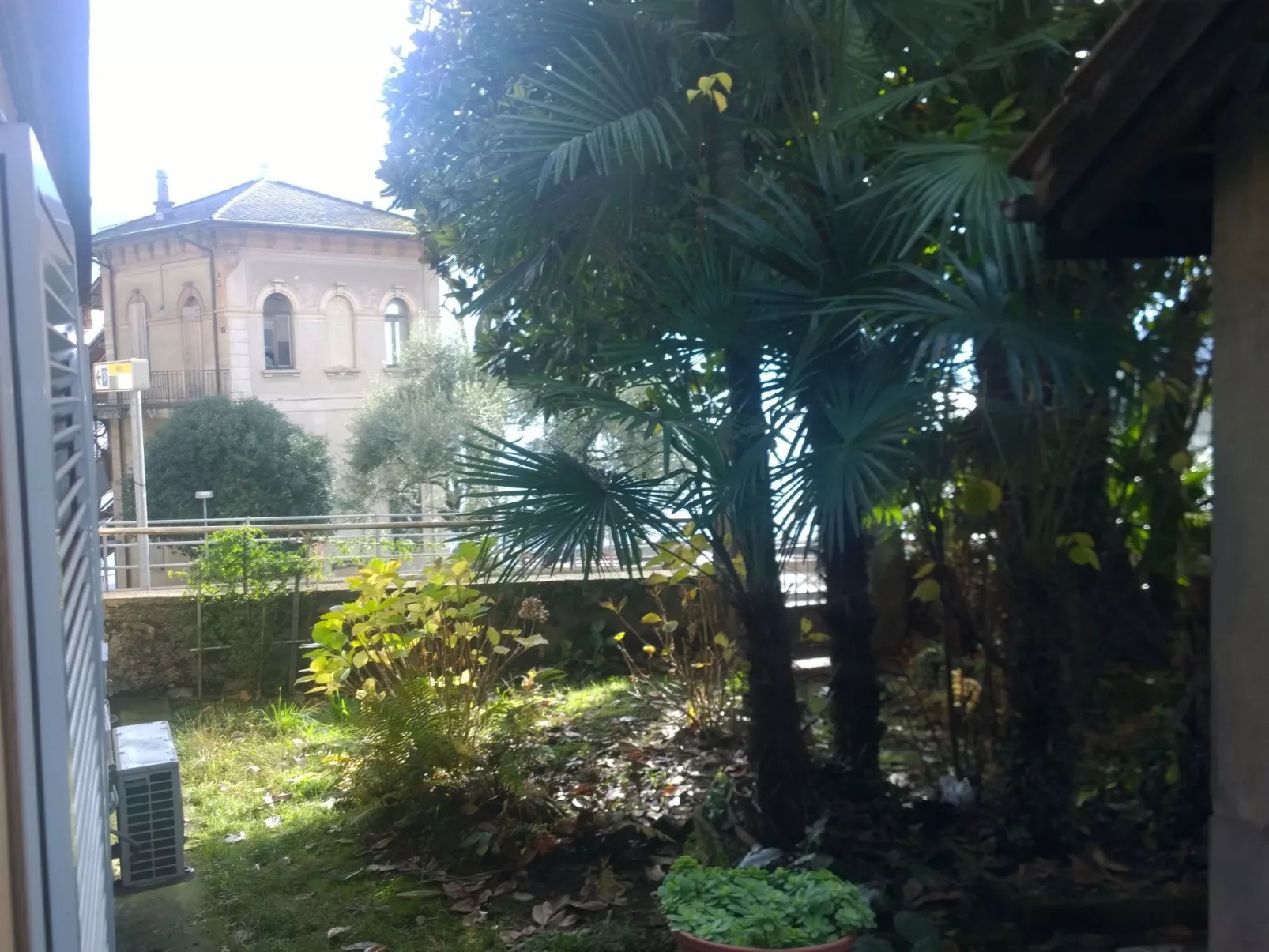 Mit Blick auf das Wasser-Dehors