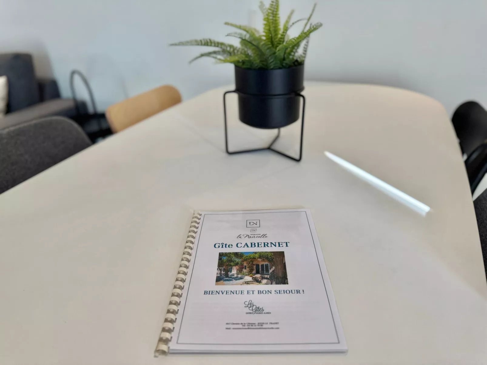 Im Herzen eines Weinguts, schattige Terrasse mit Meerblick, Pool - Drinnen