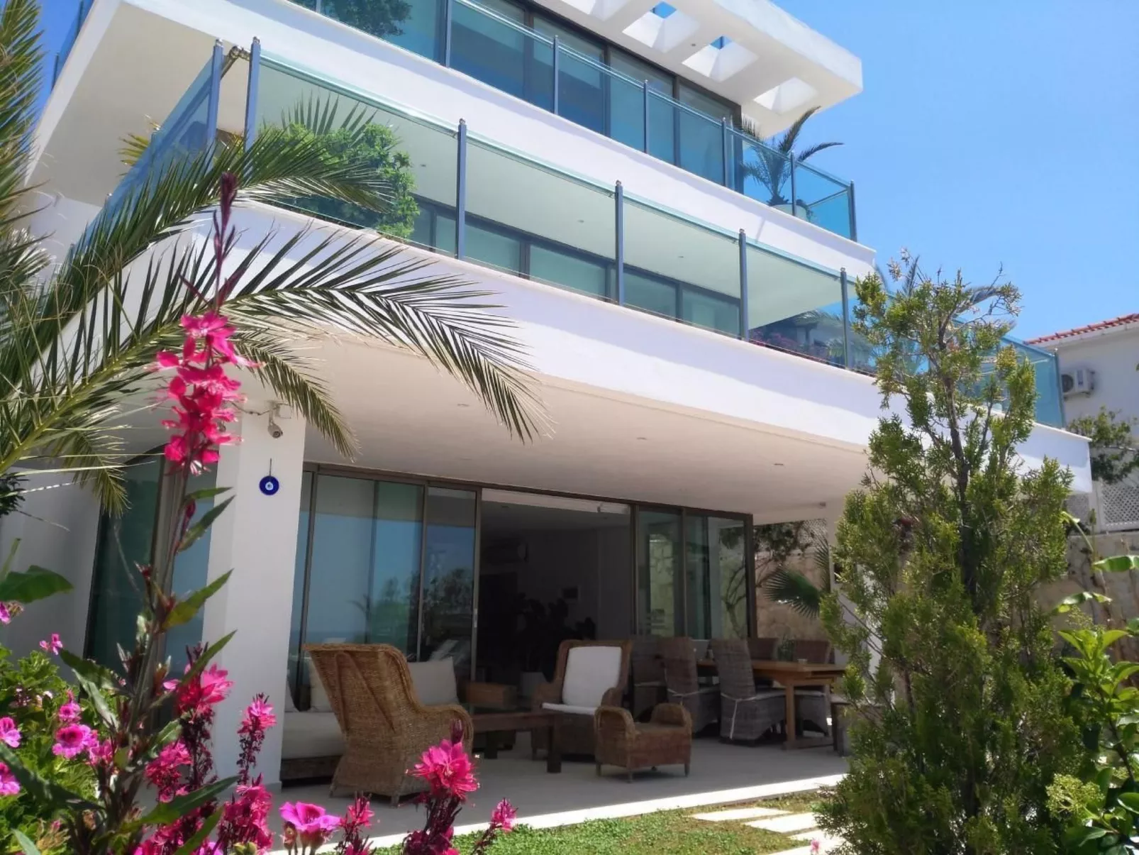 Ferienvilla mit Blick auf das Wasser-Dehors