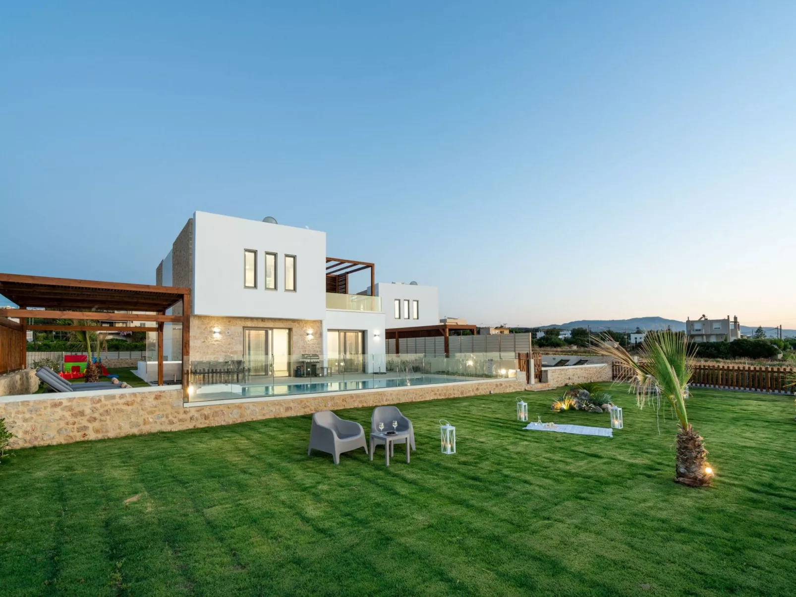 Villa am Strand mit Pool, Kinderbereich und BBQ-Outside