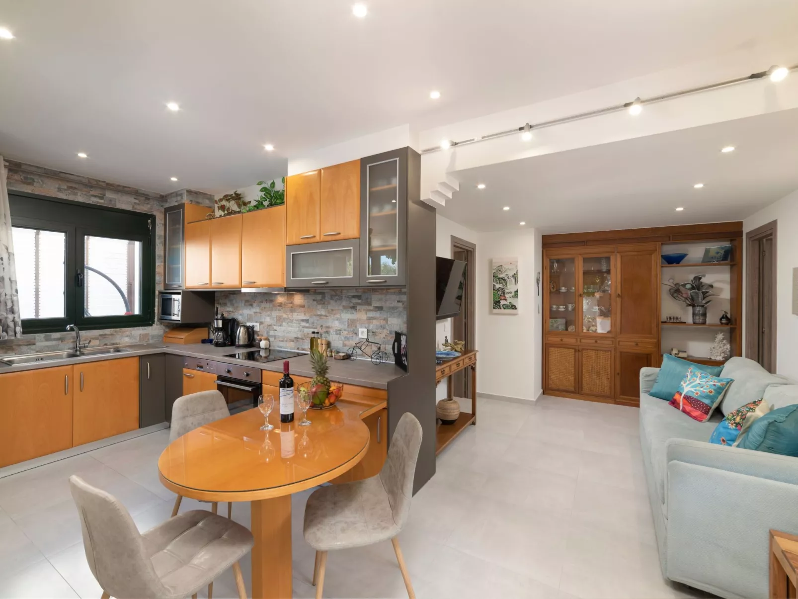 Luxuriöser Villenkomplex mit 14-16 Schlafzimmern in Strandnähe-Inside