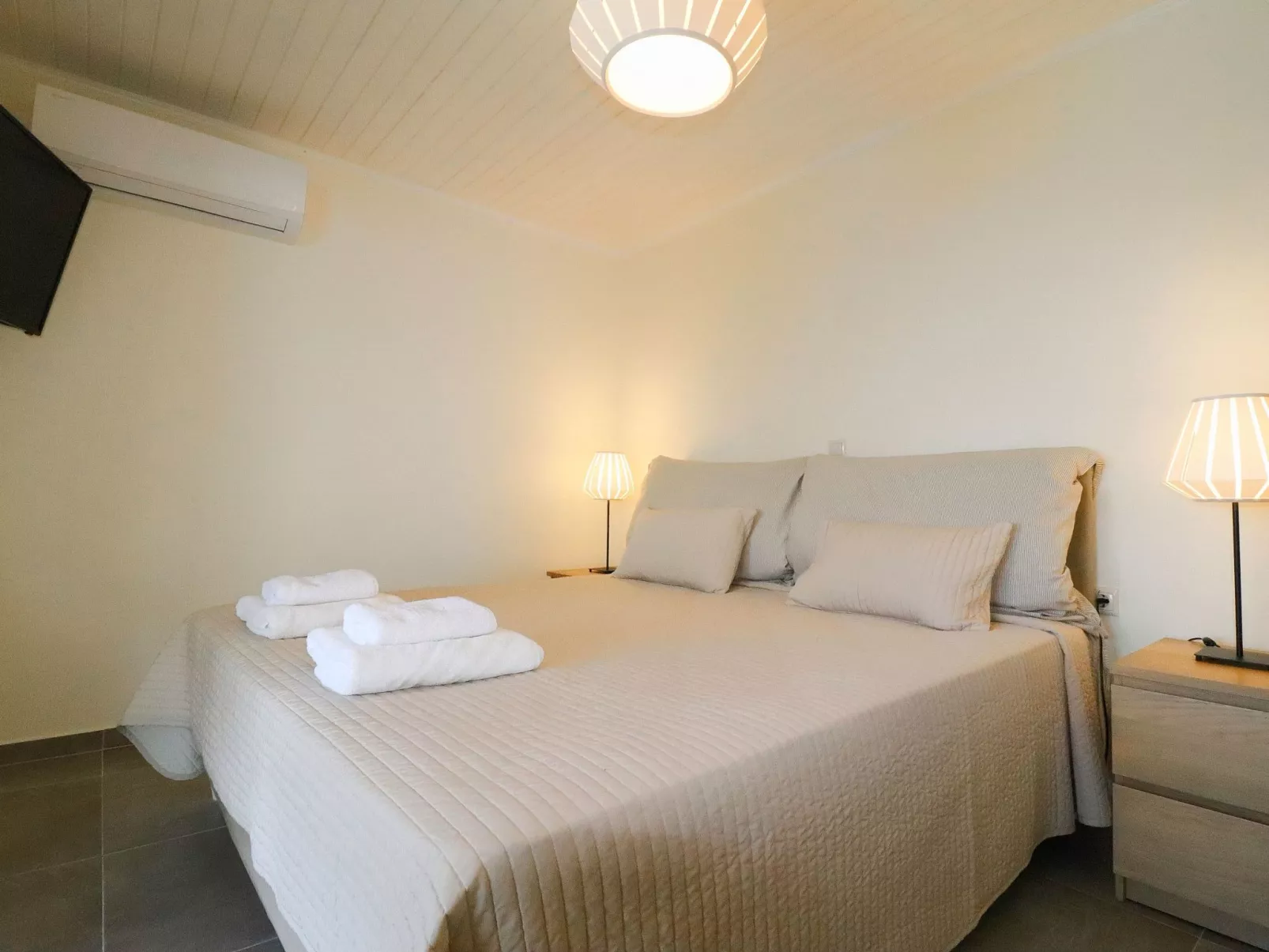 "Faiax" mit eigenem Pool-Drinnen