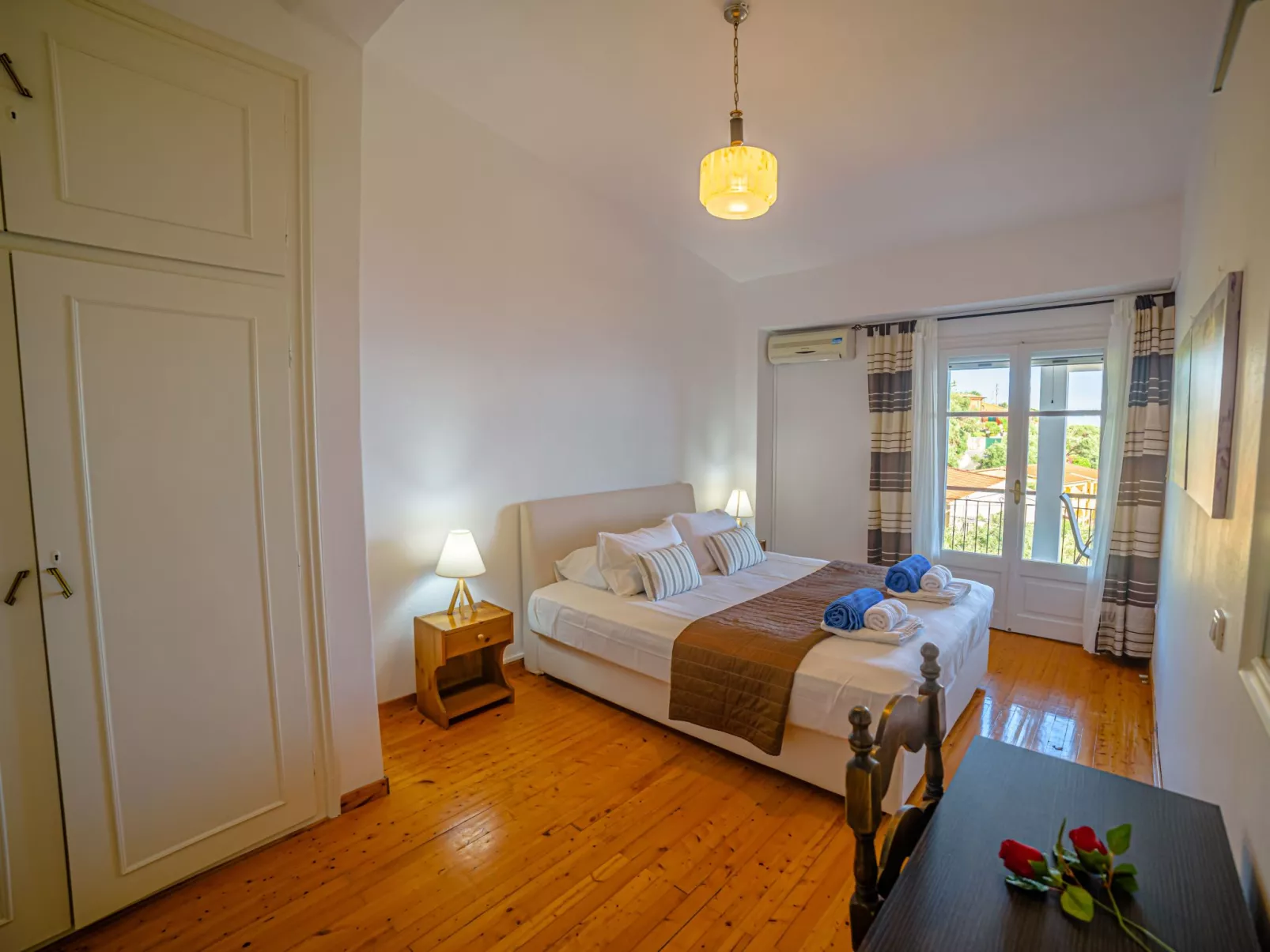 "Zeus" mit Infinity Pool-Drinnen