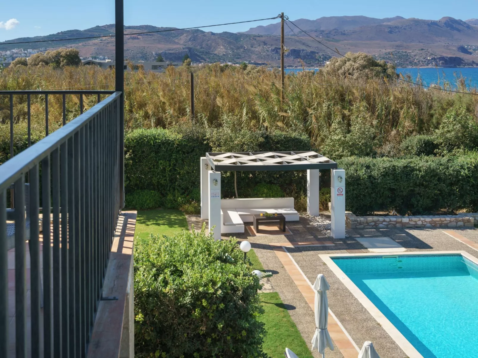 Villa aus Stein, privater Pool, BBQ 30m zum Strand-Draußen