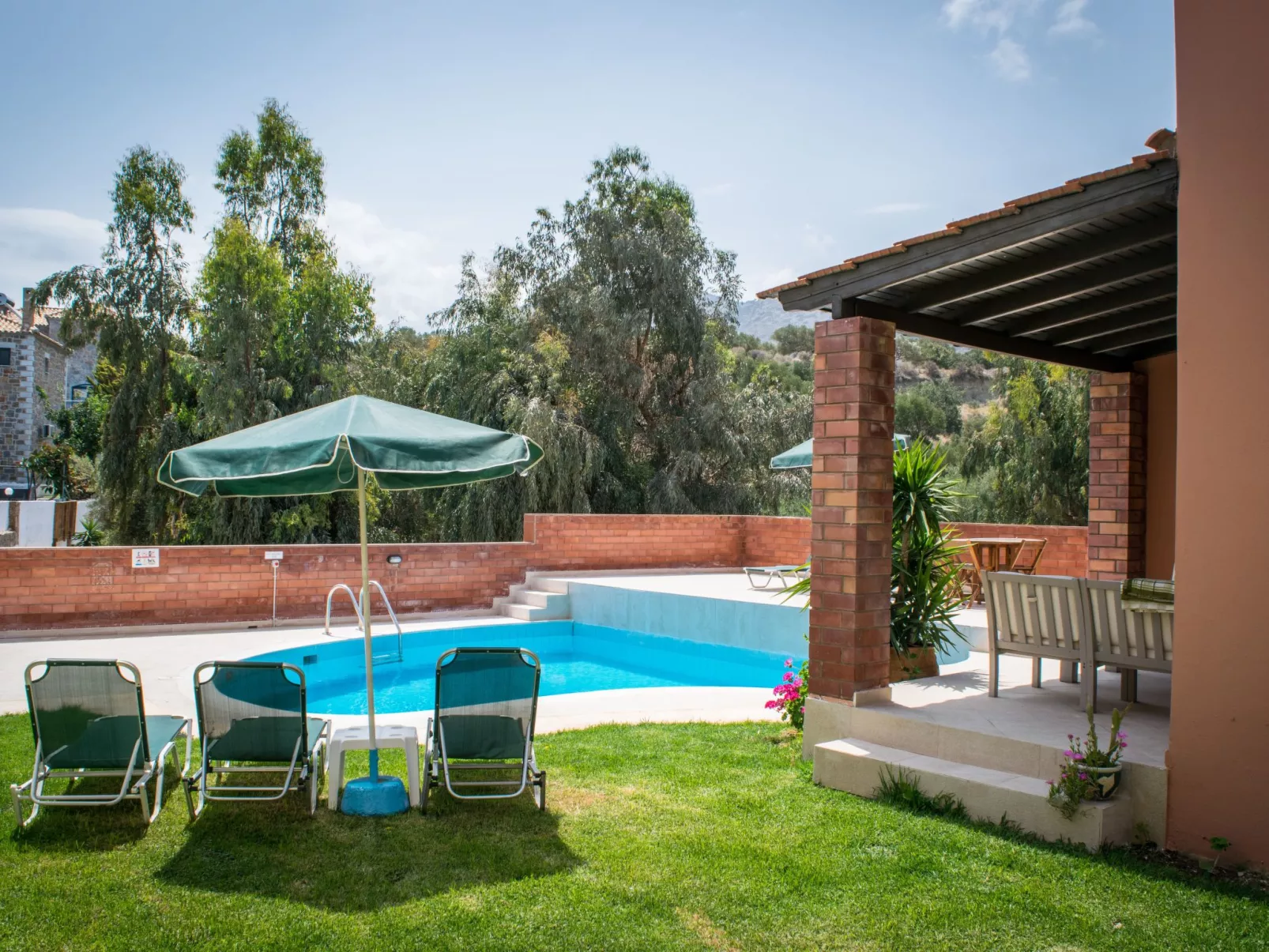 Niriides Villas_ Irida_ 2-Schlafzimmer privater Pool-Dehors
