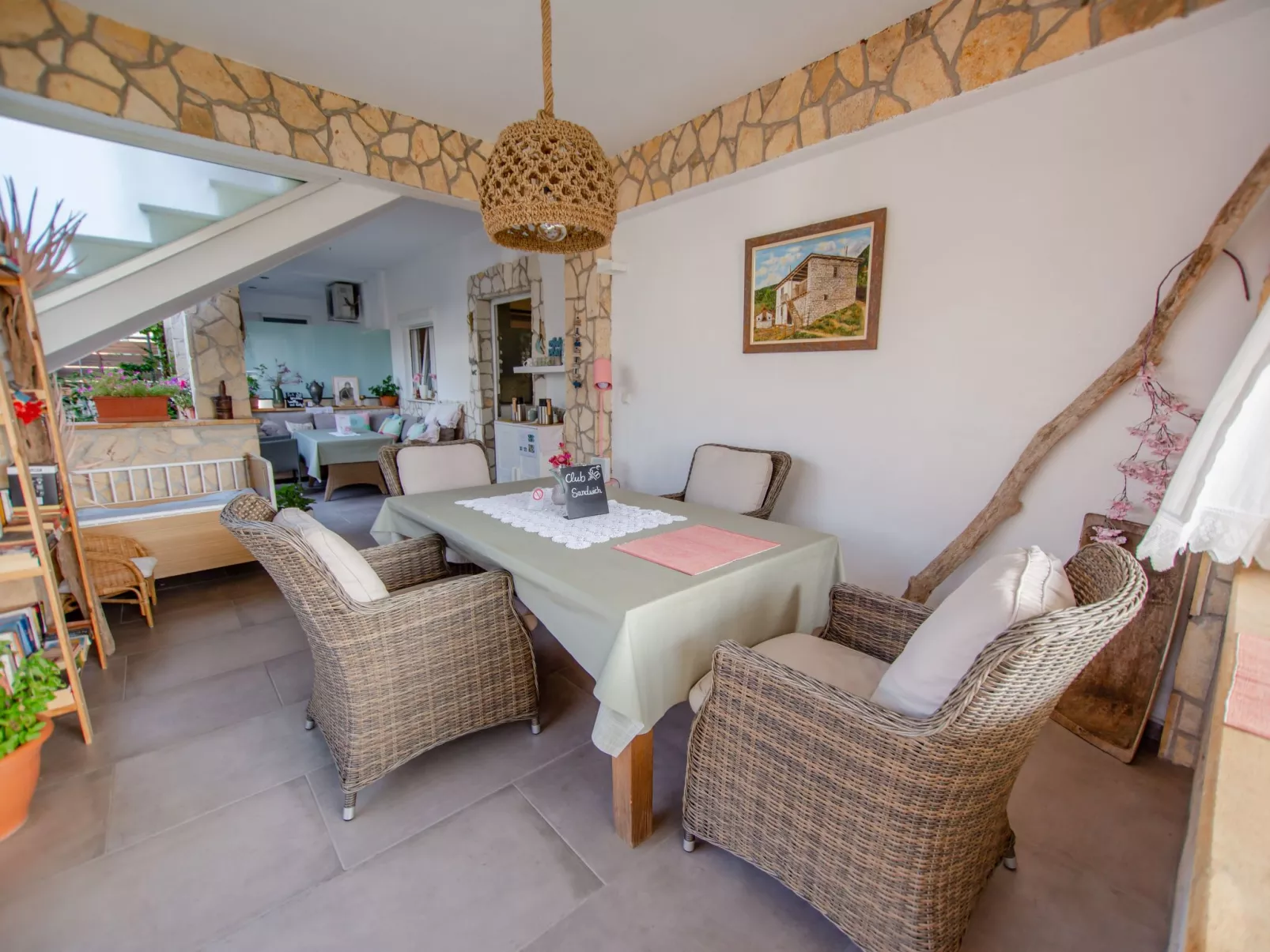 Mit Terrasse-Drinnen