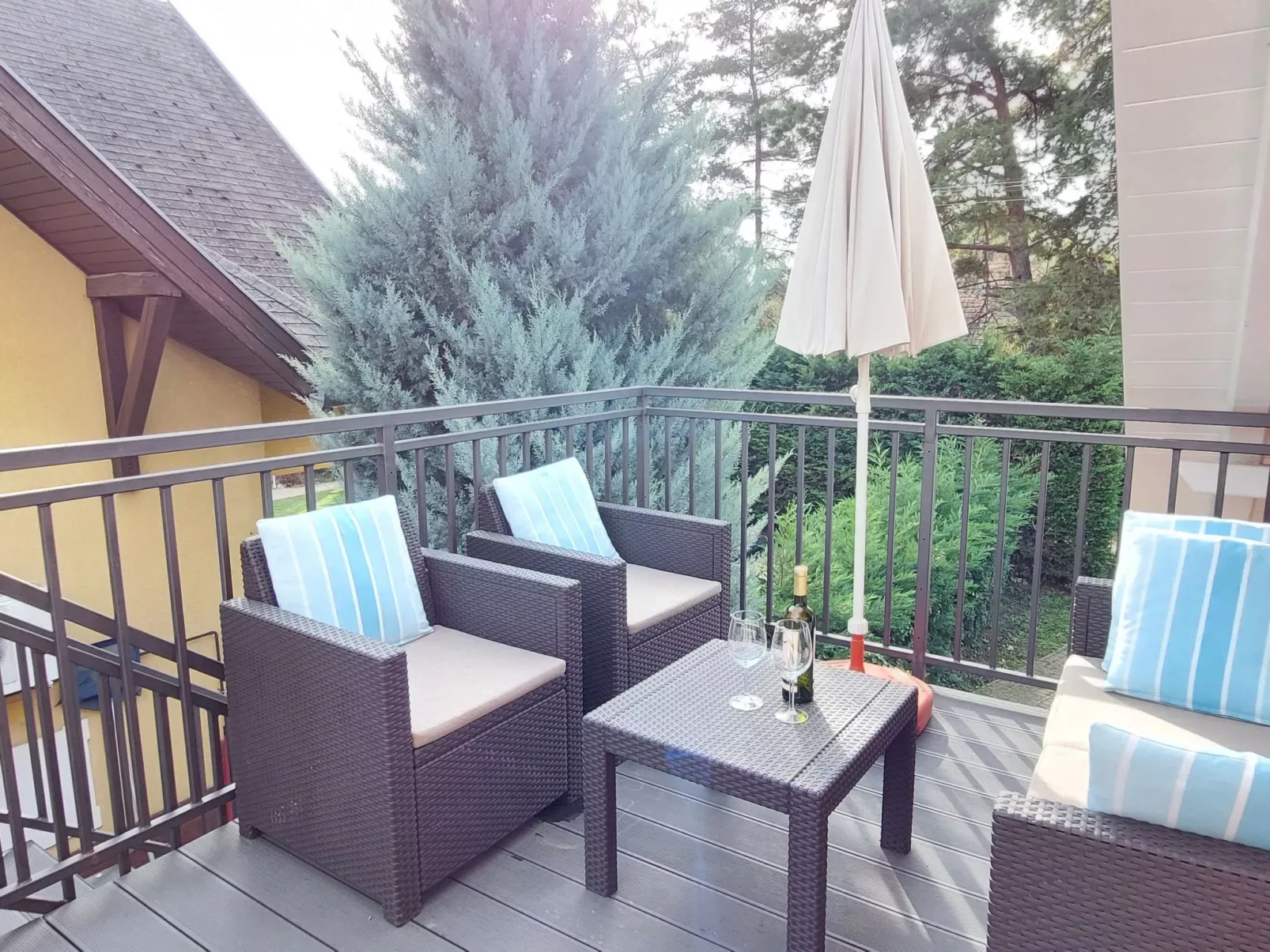 Mit gemeinschaftlichem Pool-Dedans