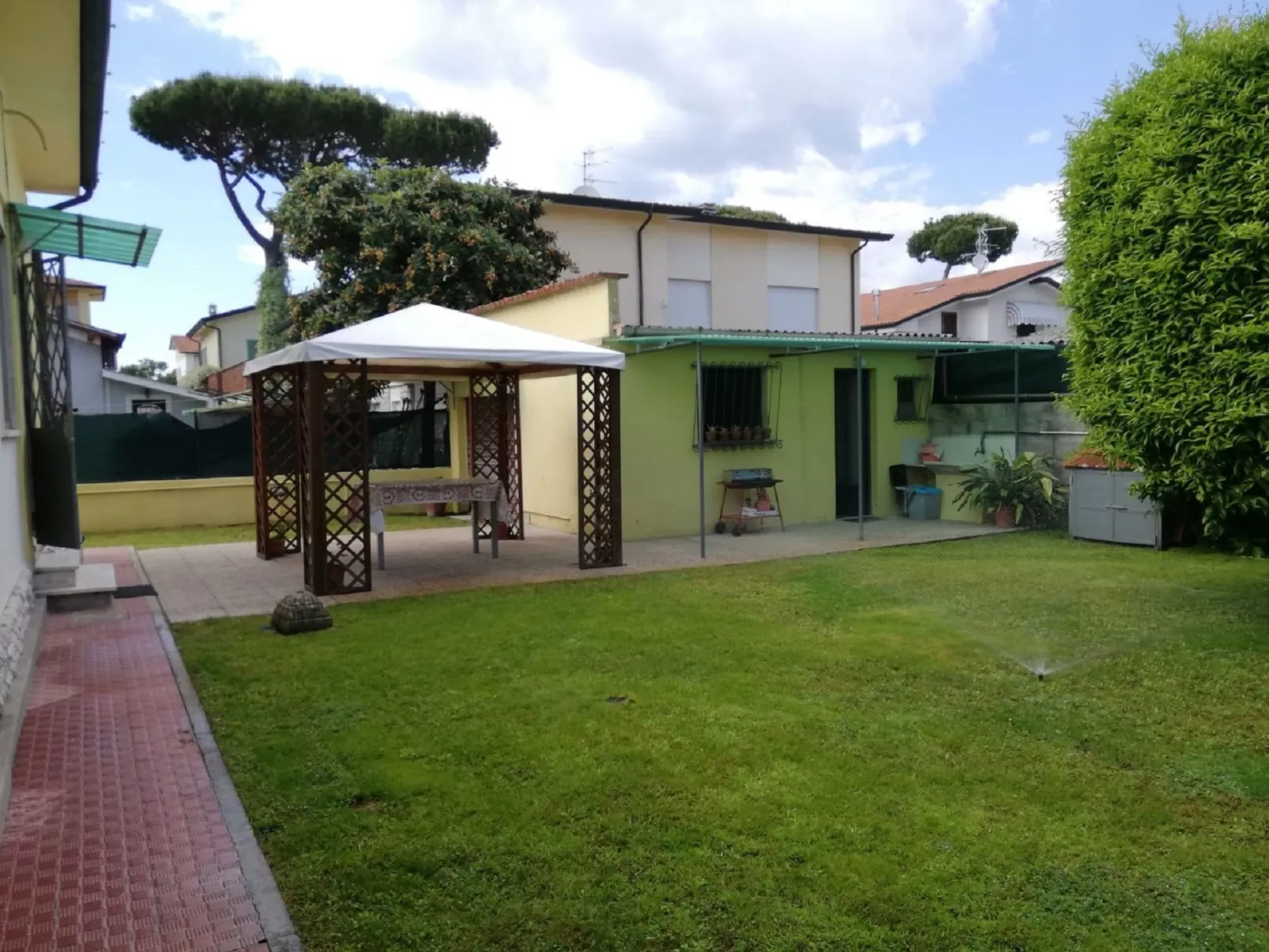 Ferienvilla mit Garten, Grill und Terrasse-Draußen