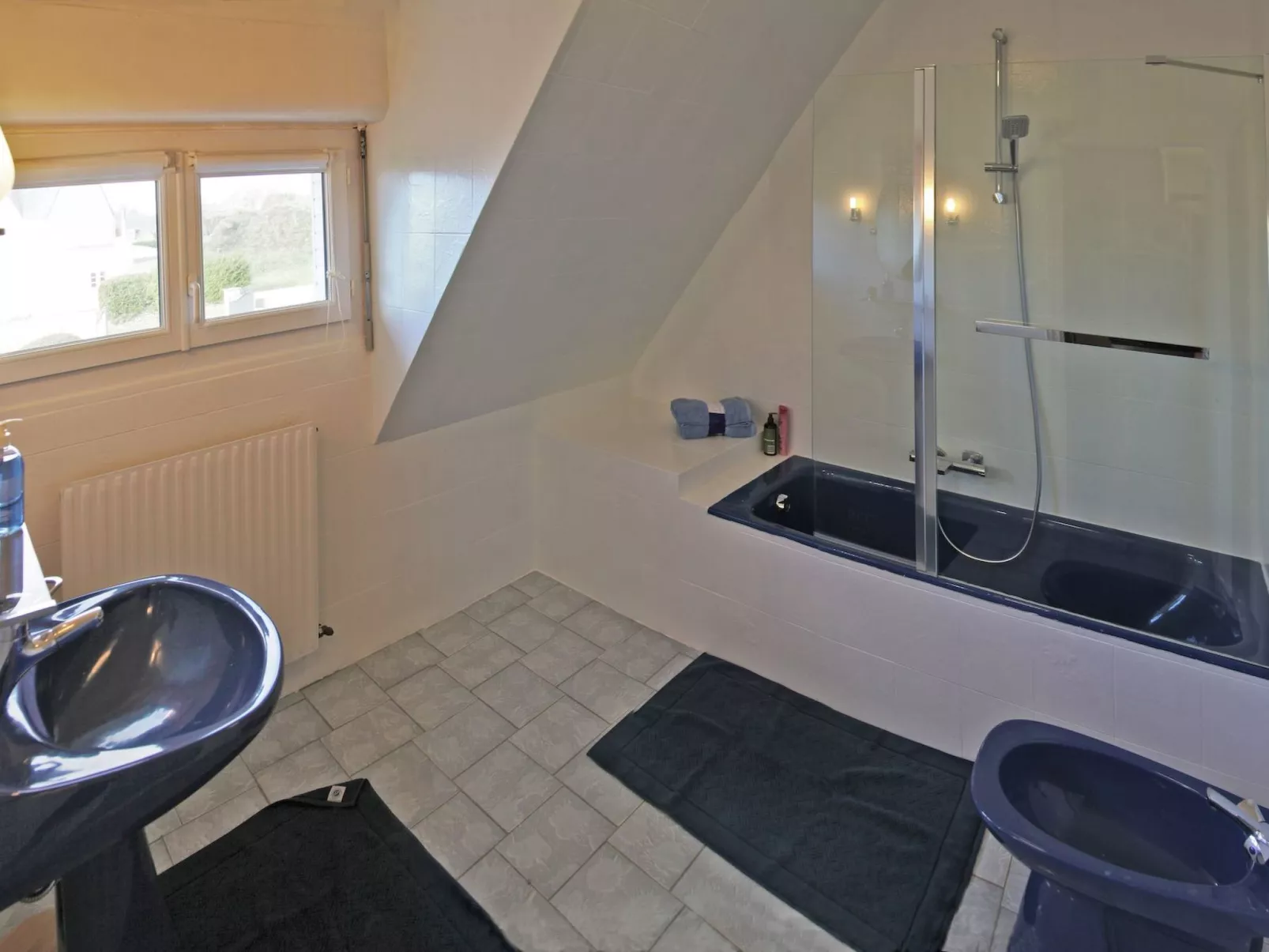 Wunderschönes Dorf am Meer-Drinnen