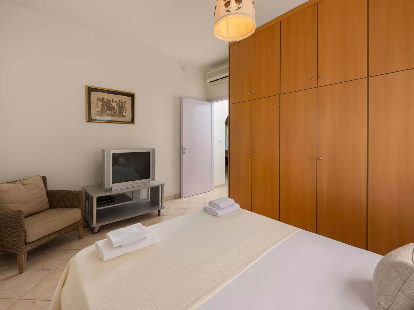 In Sgourou mit Parkplatz, Blick ins Grüne-Dedans