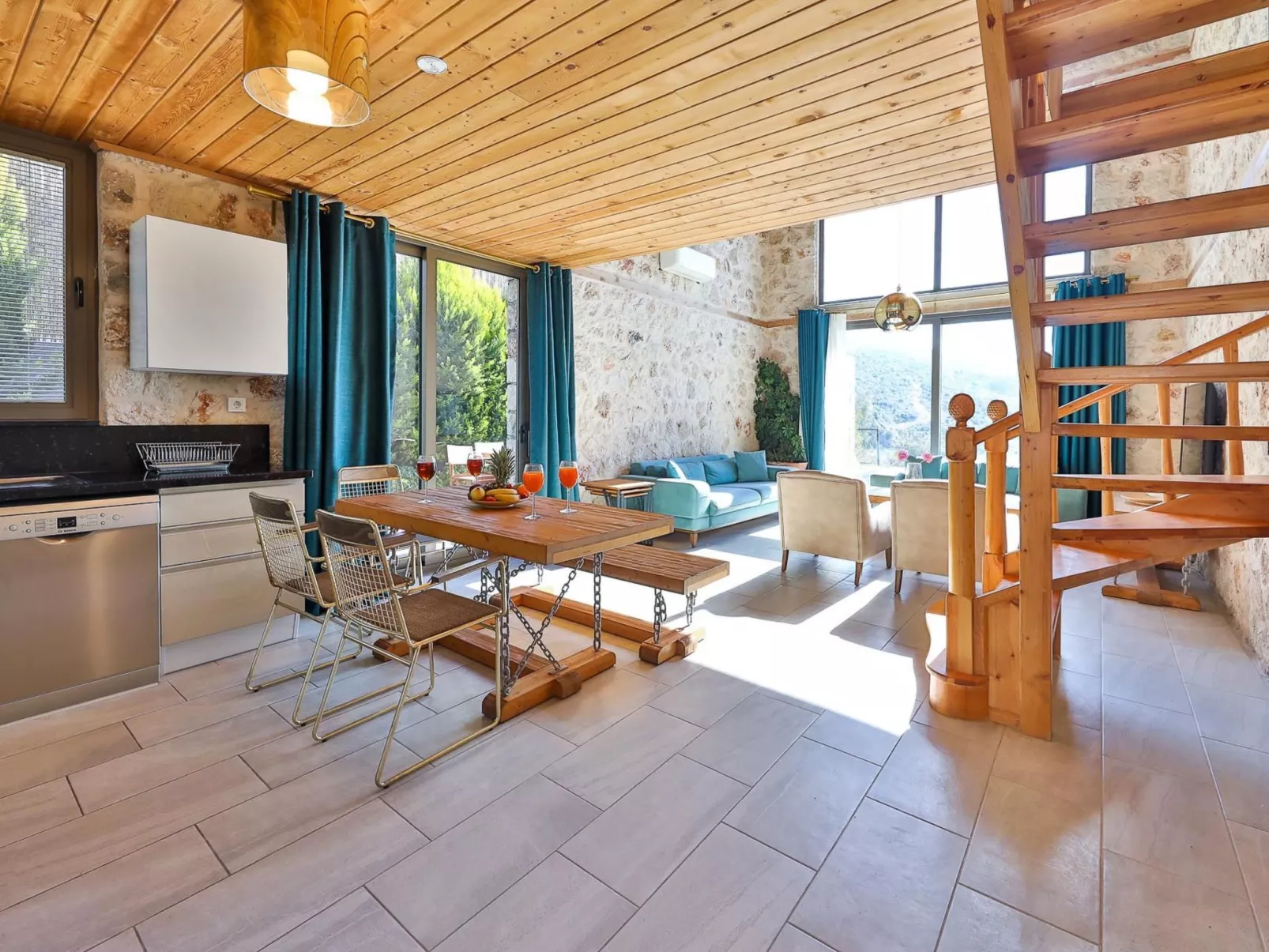 Traditionelles Natursteinhaus mit Sichtschutzpool-Image-tags.info