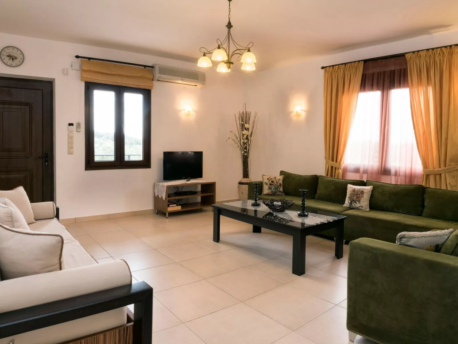 Familienvilla mit privatem Pool, Spielplatz und BBQ-Image-tags.info