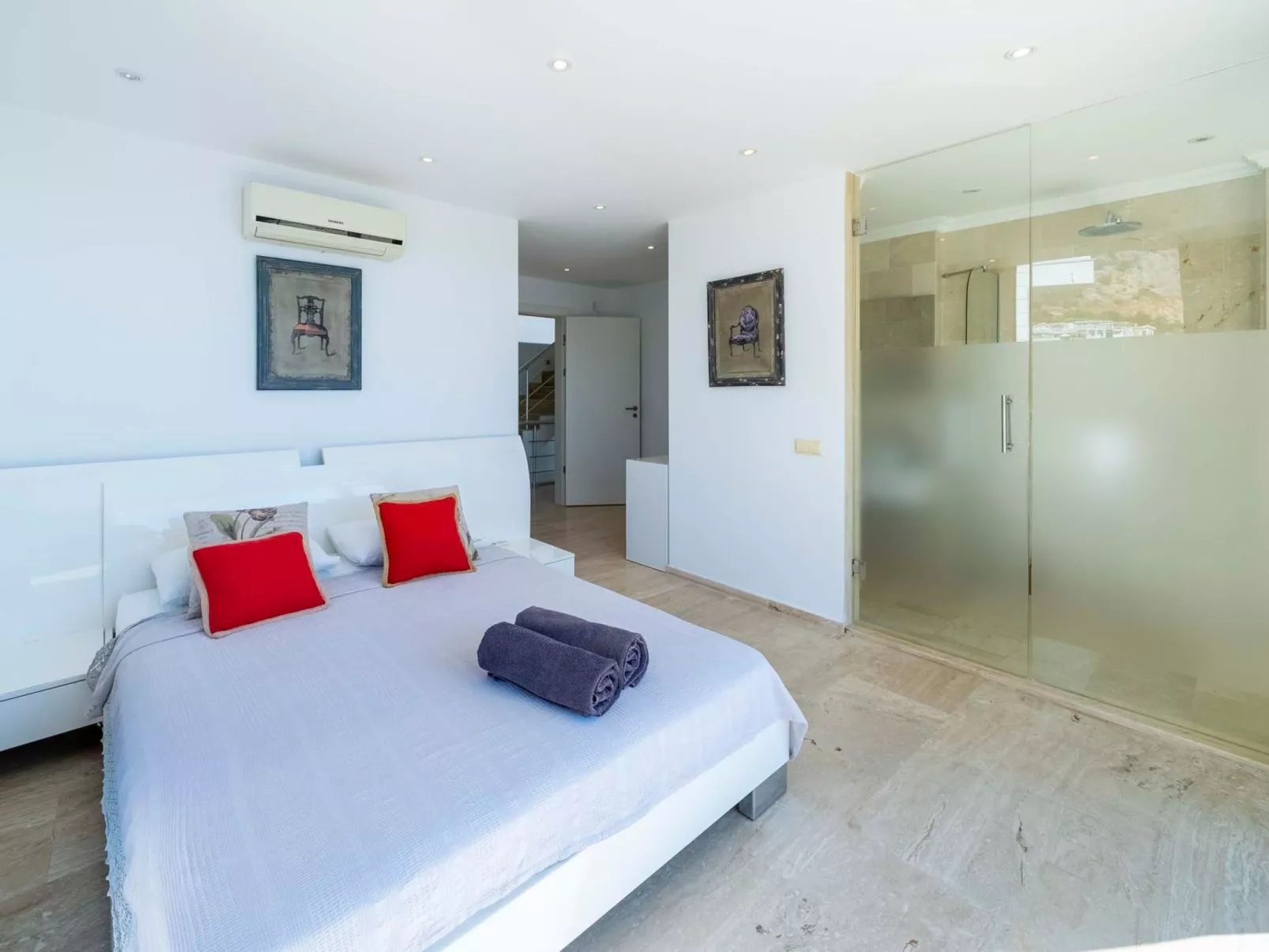 Große Villa direkt am Meer mit Infinitypool-Drinnen