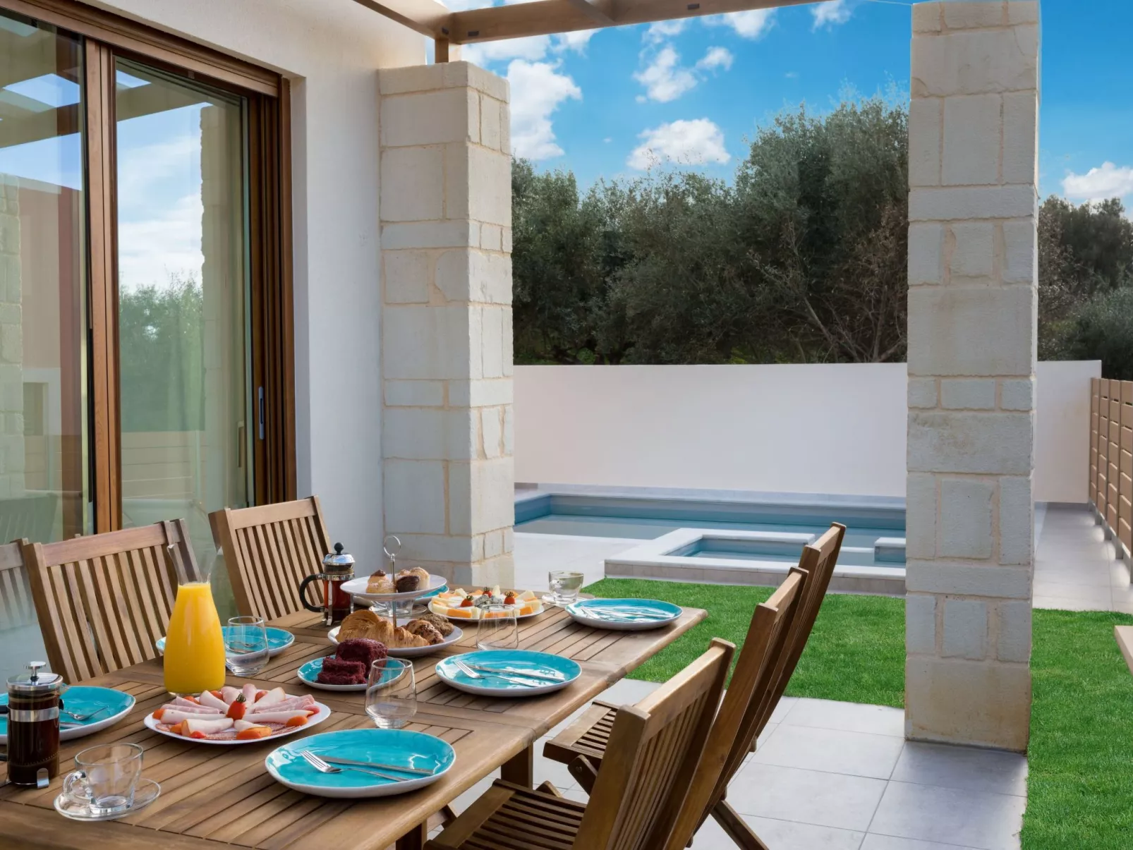 Haus in Agia Marina mit Außenpool-Draußen