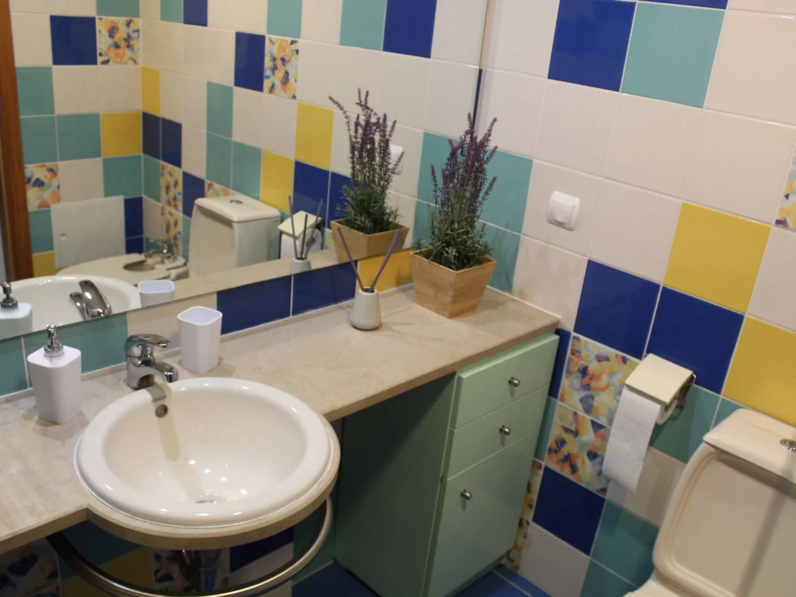 Zwei-Bett-Apartment mit großem Pool-Dedans