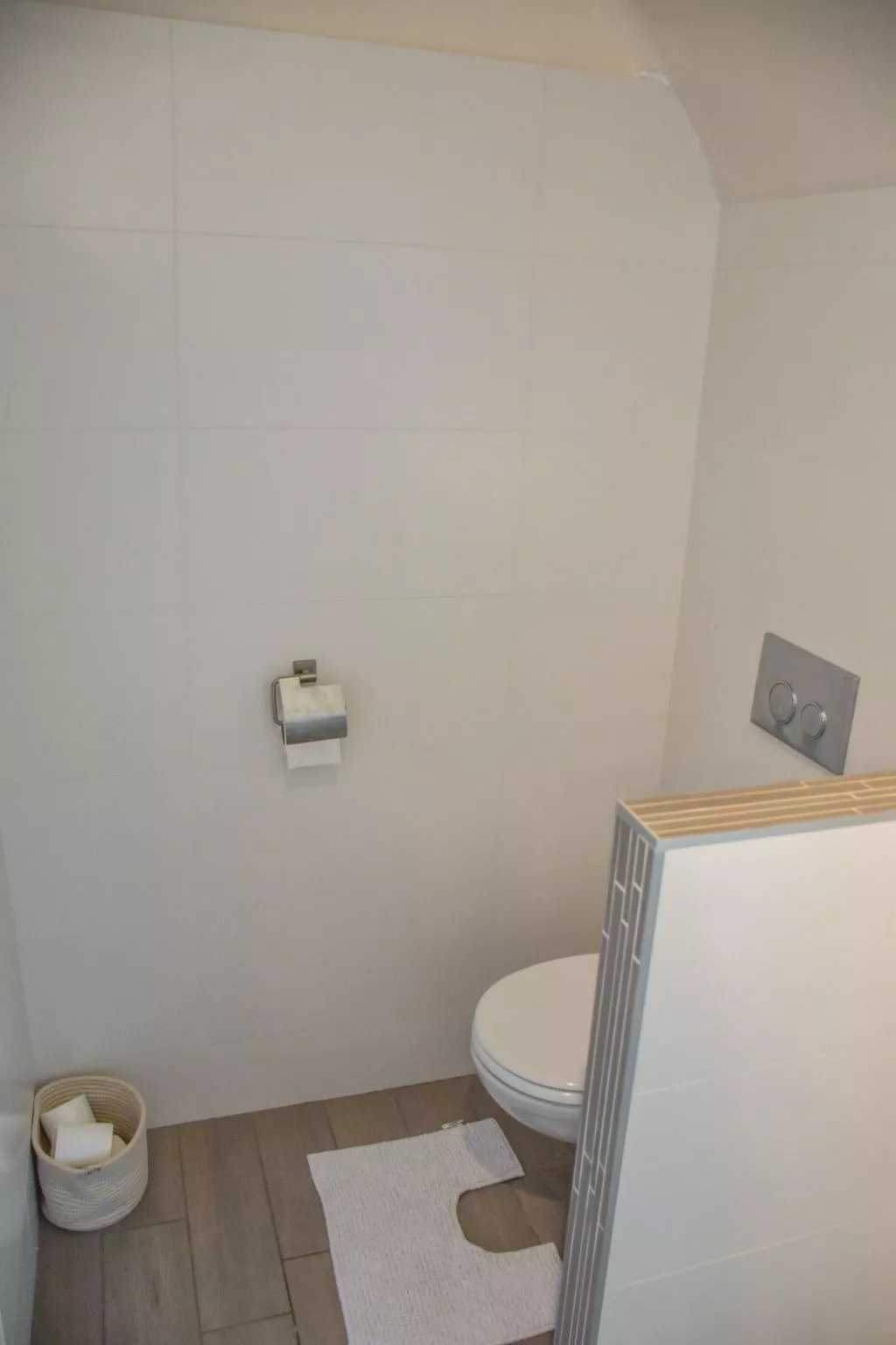 Villa mit großem Grundstück direkt am Mer-Drinnen