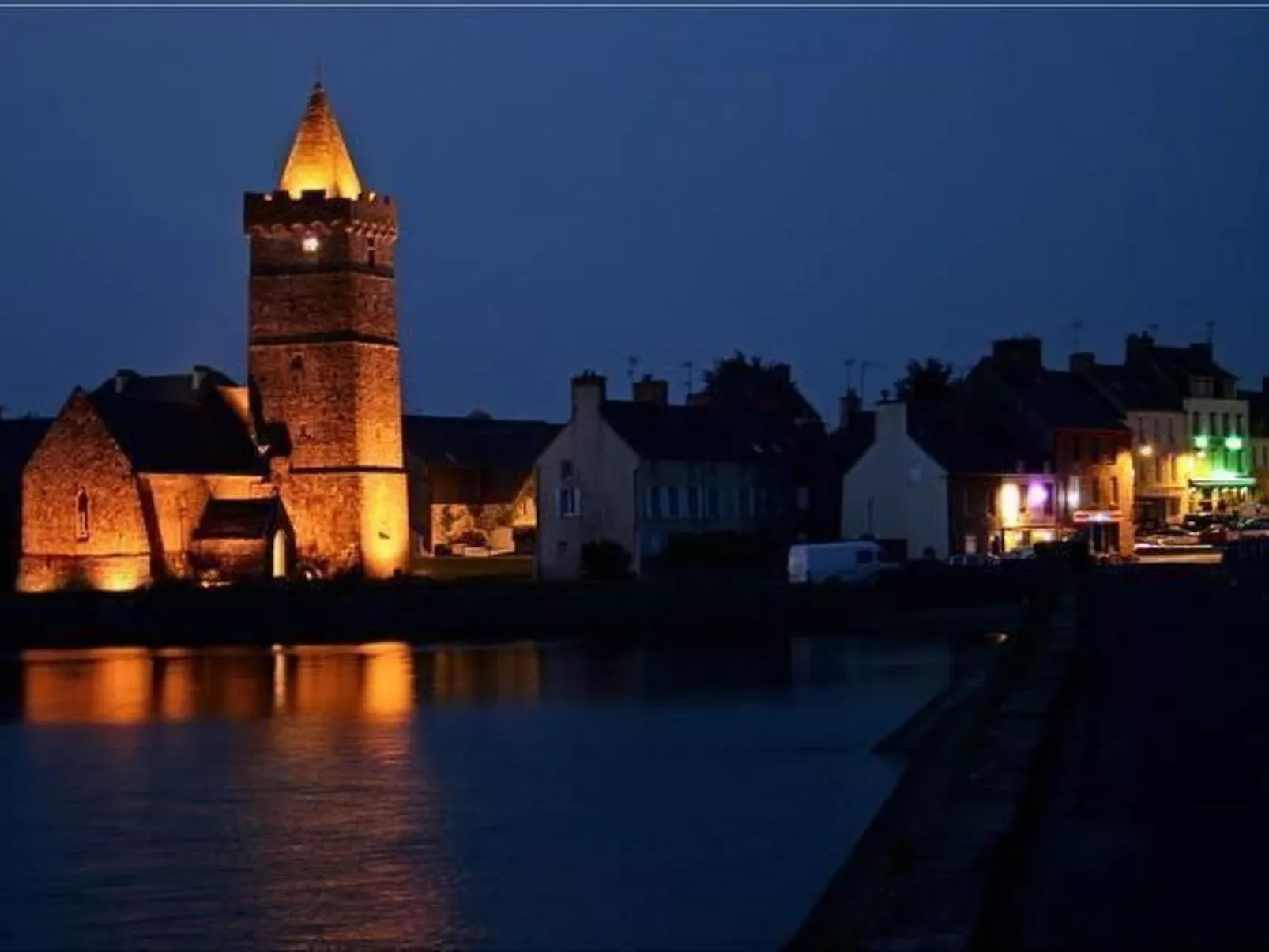 Charmantes Holzhaus in einer grünen Umgebung-Outside
