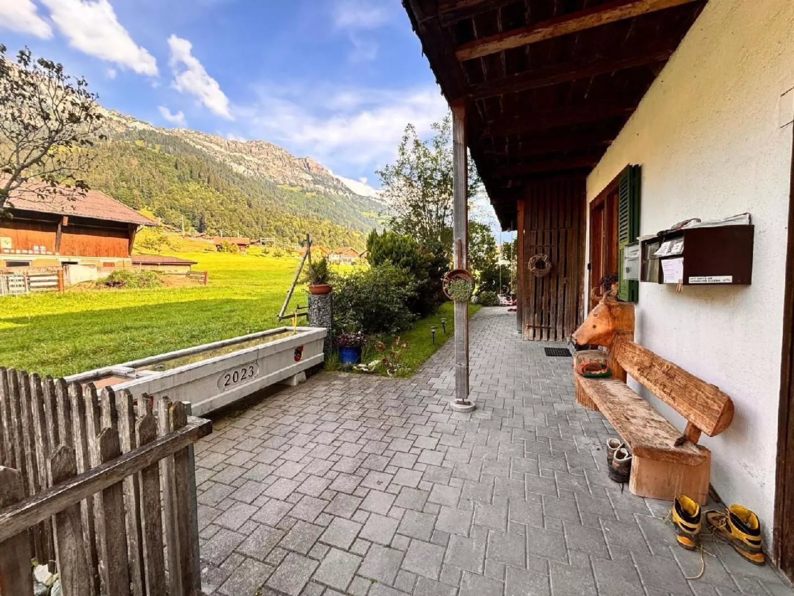 Neue 2.5- Zimmer Ferienwohnung im dreigenerationen Bauernhaus-Dehors