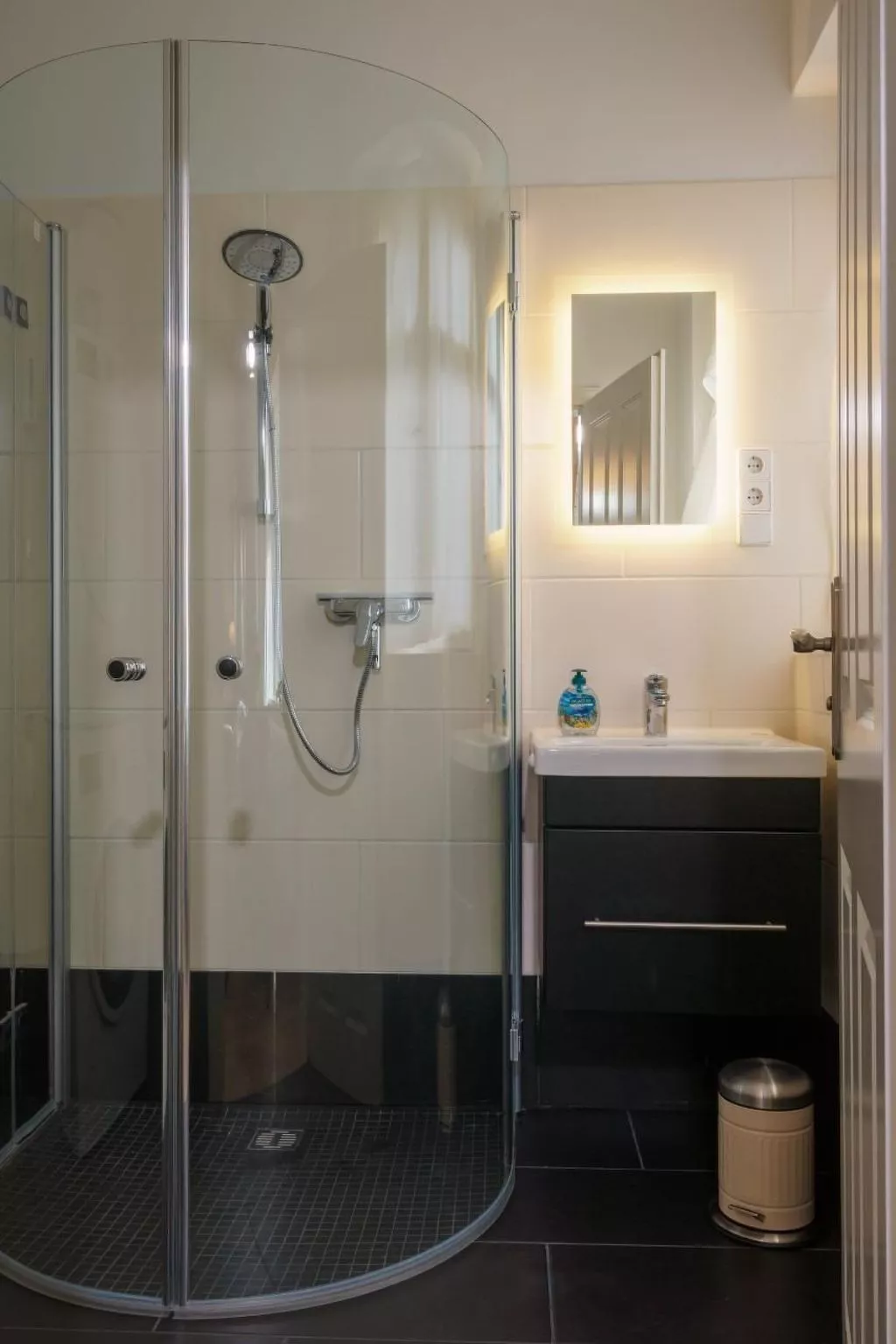 Modernes Appartement in Wannsee-Drinnen