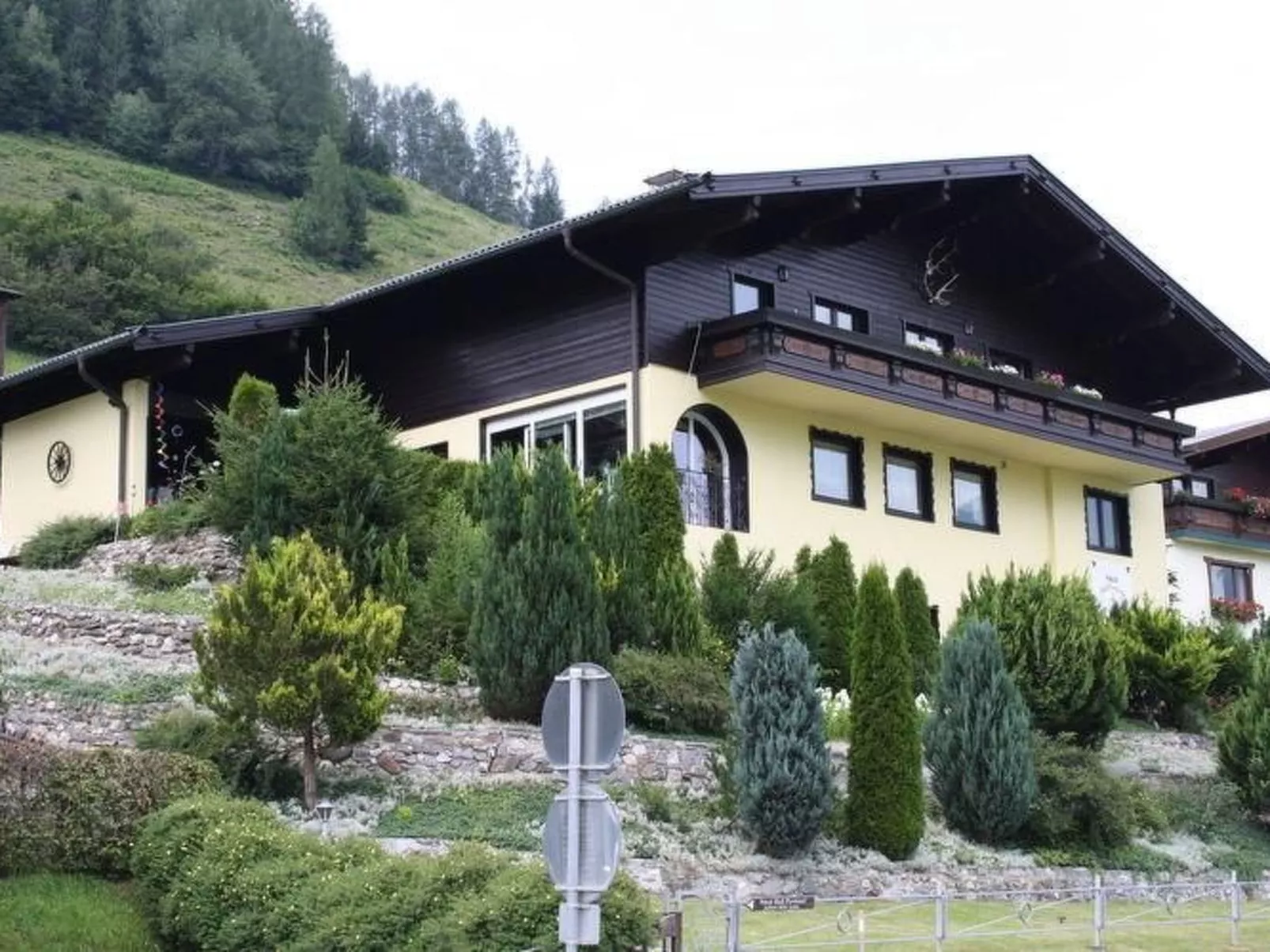 Geräumige Wohnung mit zwei Schlafzimmern und Balkon-Dehors