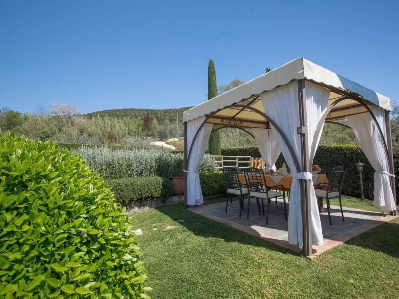 Villa Sassolina-Draußen