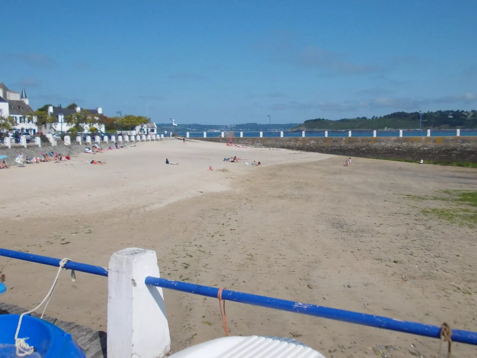 Mit Blick auf das Wasser-Dehors