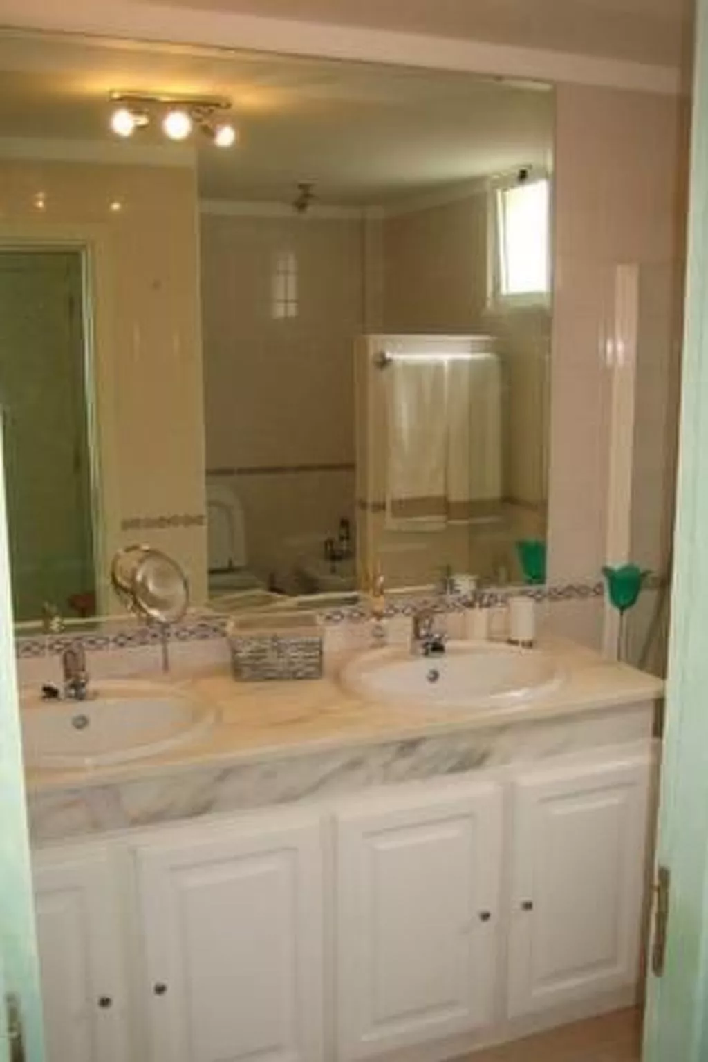 Geräumige Wohnung mit Panoramablick-Image-tags.info